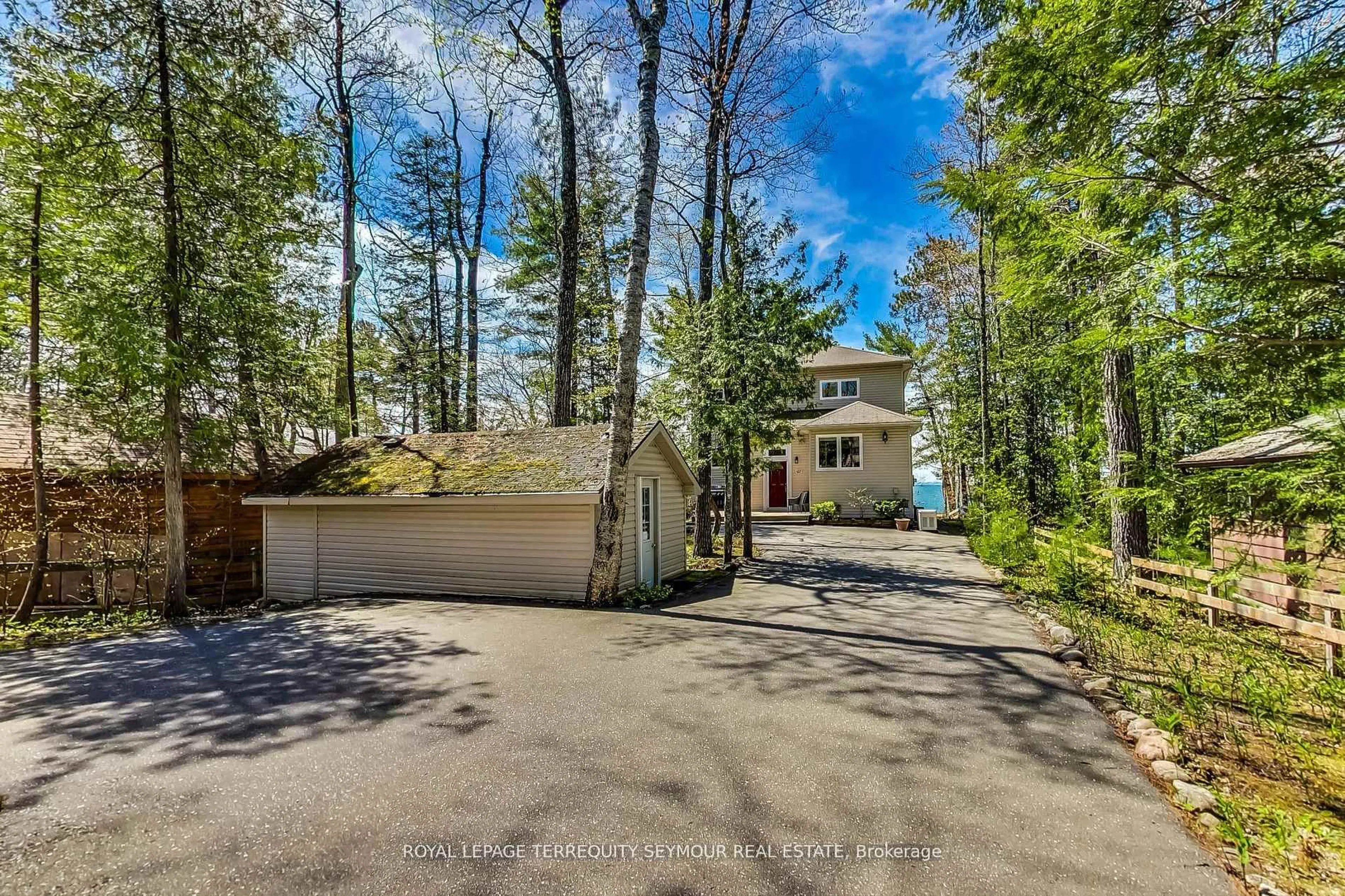 A pic from outside/outdoor area/front of a property/back of a property/a pic from drone, unknown for 40 Belgrove Cres, Tiny Ontario L0L 2J0