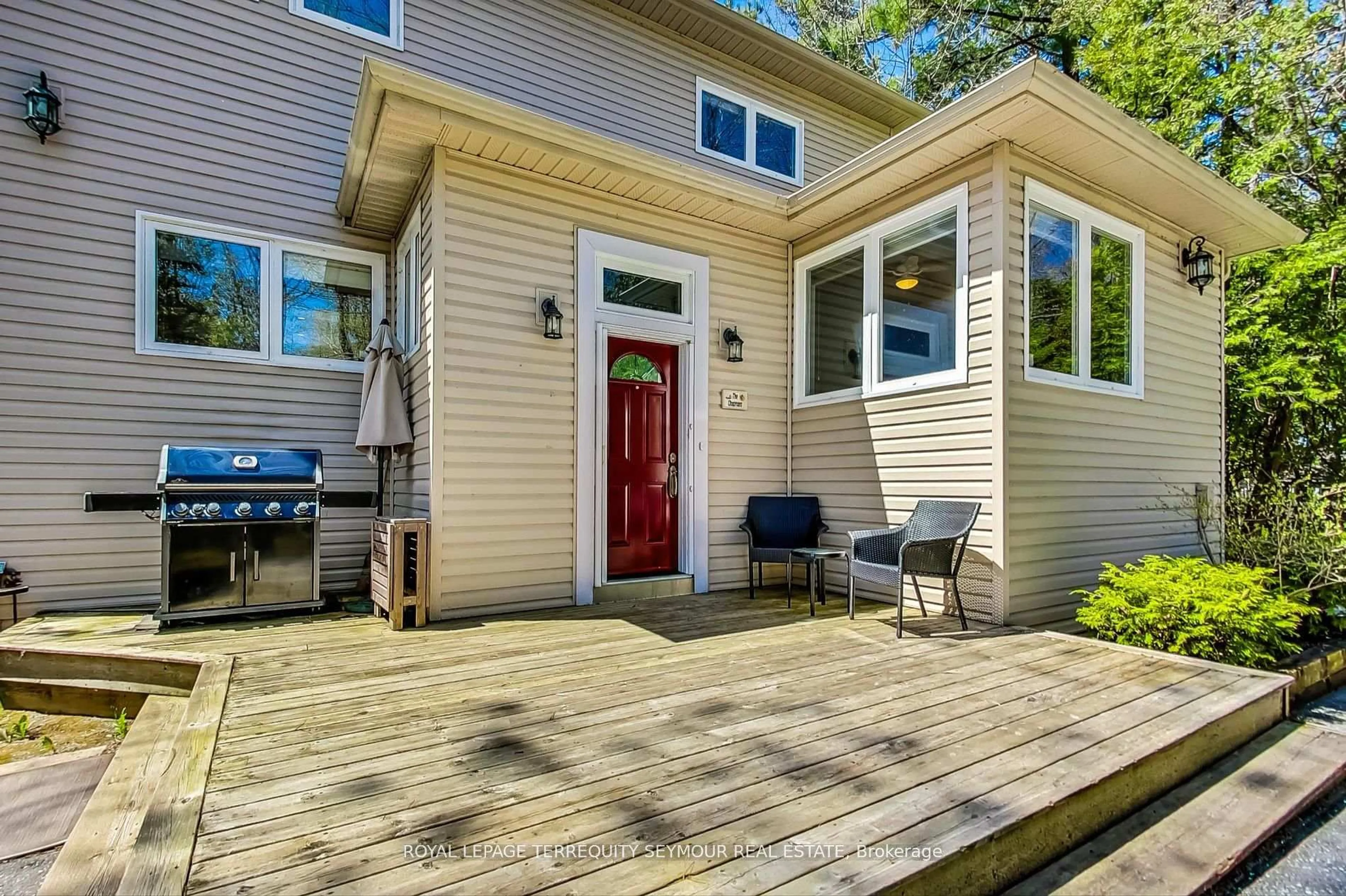 Home with vinyl exterior material, street for 40 Belgrove Cres, Tiny Ontario L0L 2J0