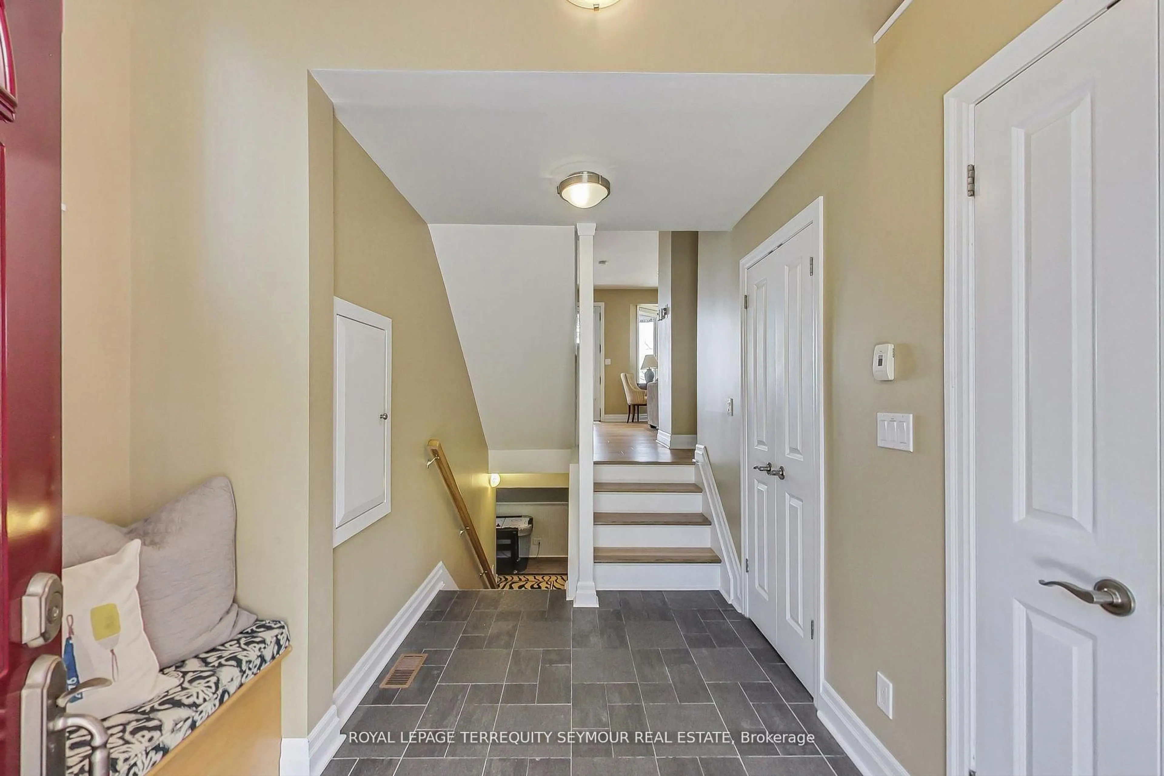 Indoor entryway for 40 Belgrove Cres, Tiny Ontario L0L 2J0