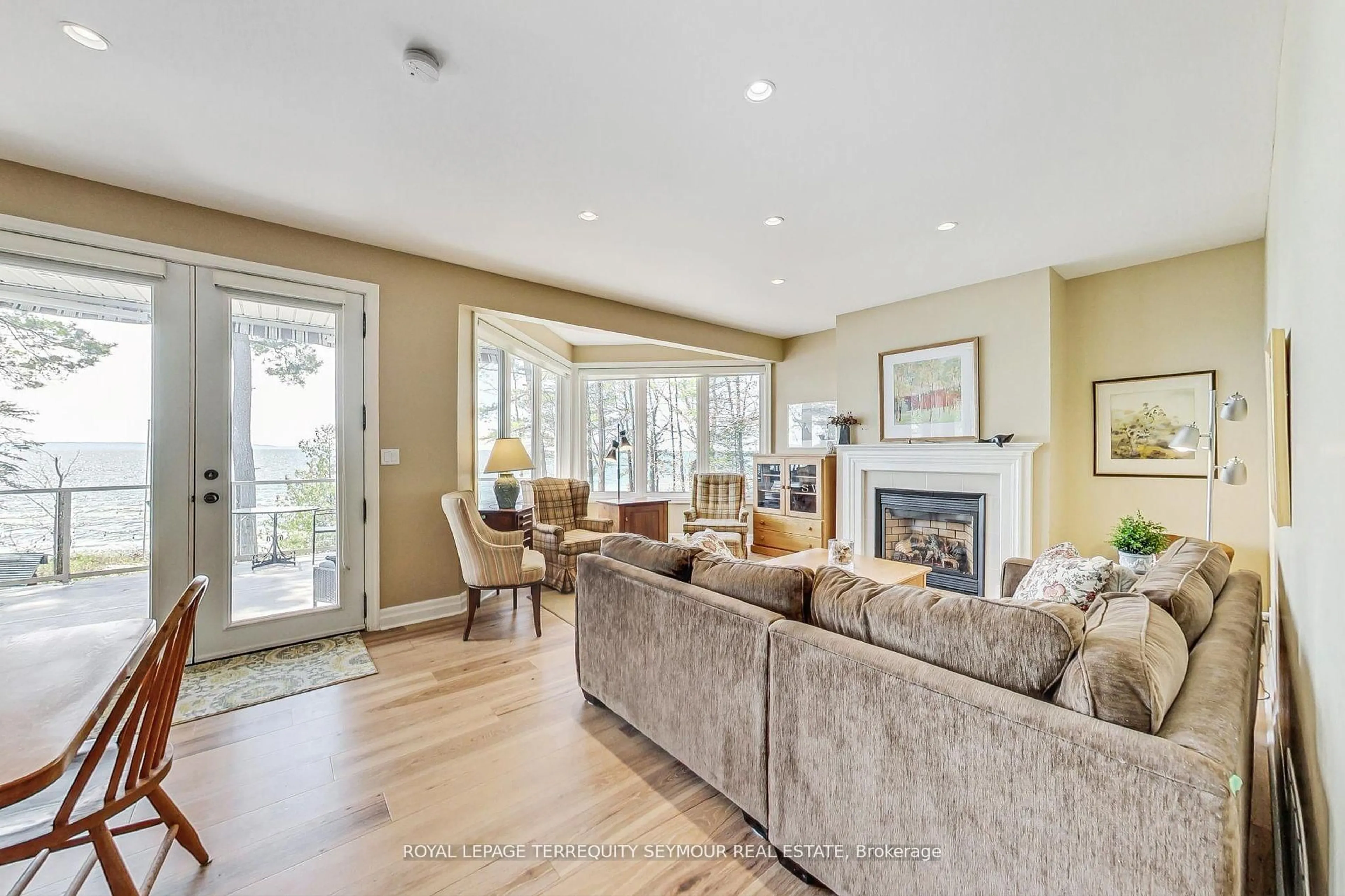 Living room with furniture, wood/laminate floor for 40 Belgrove Cres, Tiny Ontario L0L 2J0