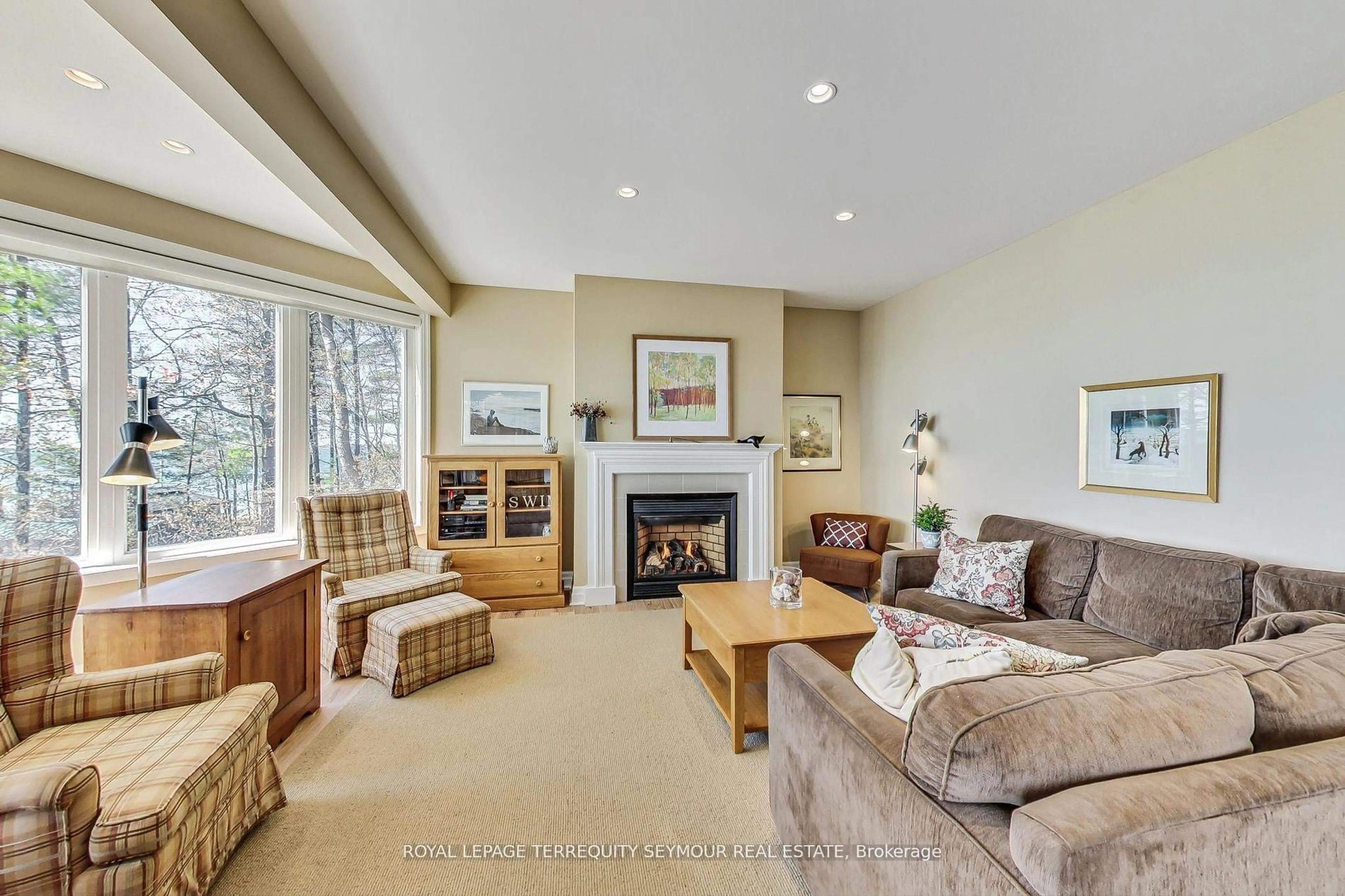 Living room with furniture, unknown for 40 Belgrove Cres, Tiny Ontario L0L 2J0