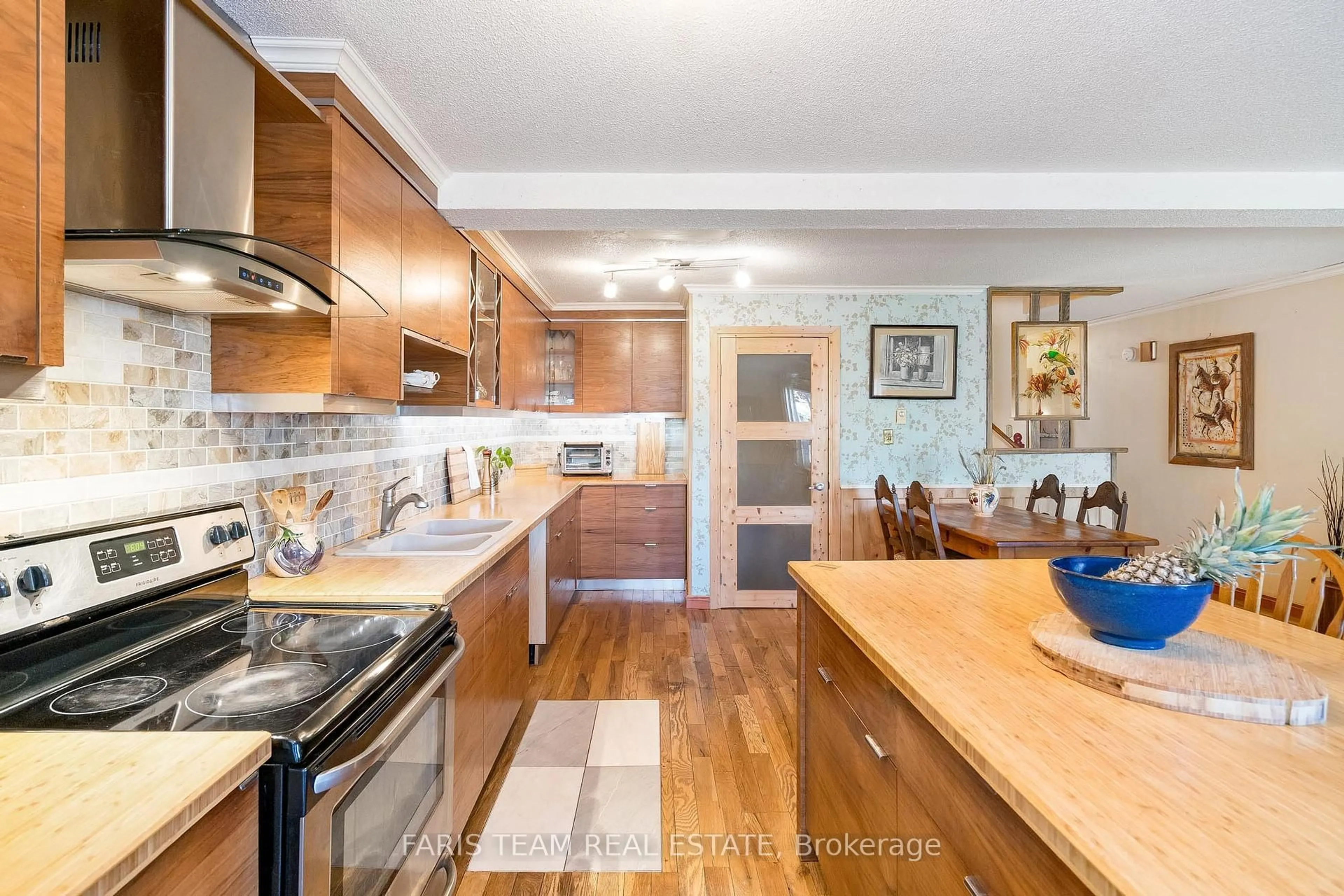 Open concept kitchen, wood/laminate floor for 89 Melinda Cres, Barrie Ontario L4N 5T7