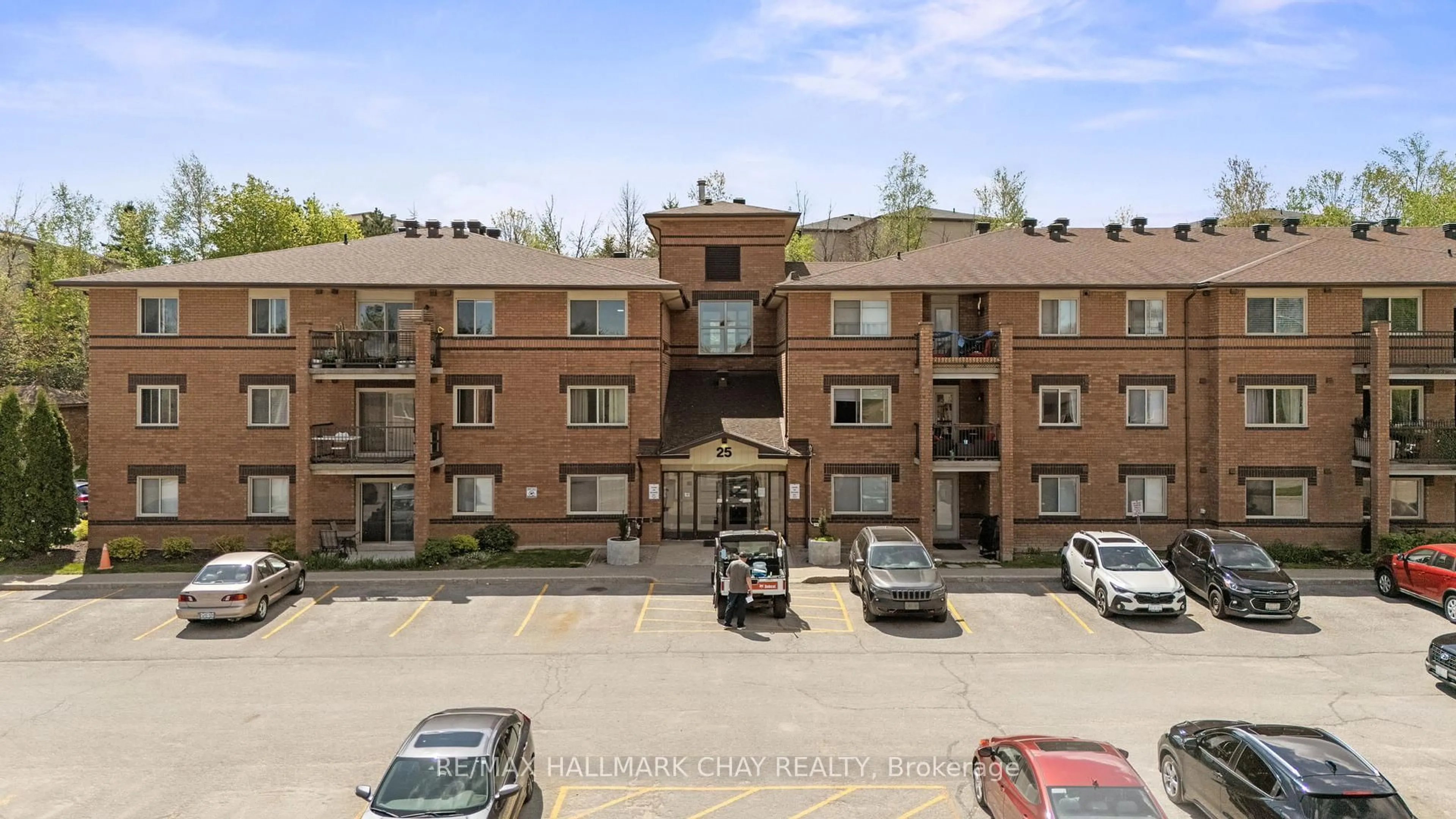 A pic from outside/outdoor area/front of a property/back of a property/a pic from drone, unknown for 25 Meadow Lane #303, Barrie Ontario L4N 7K2
