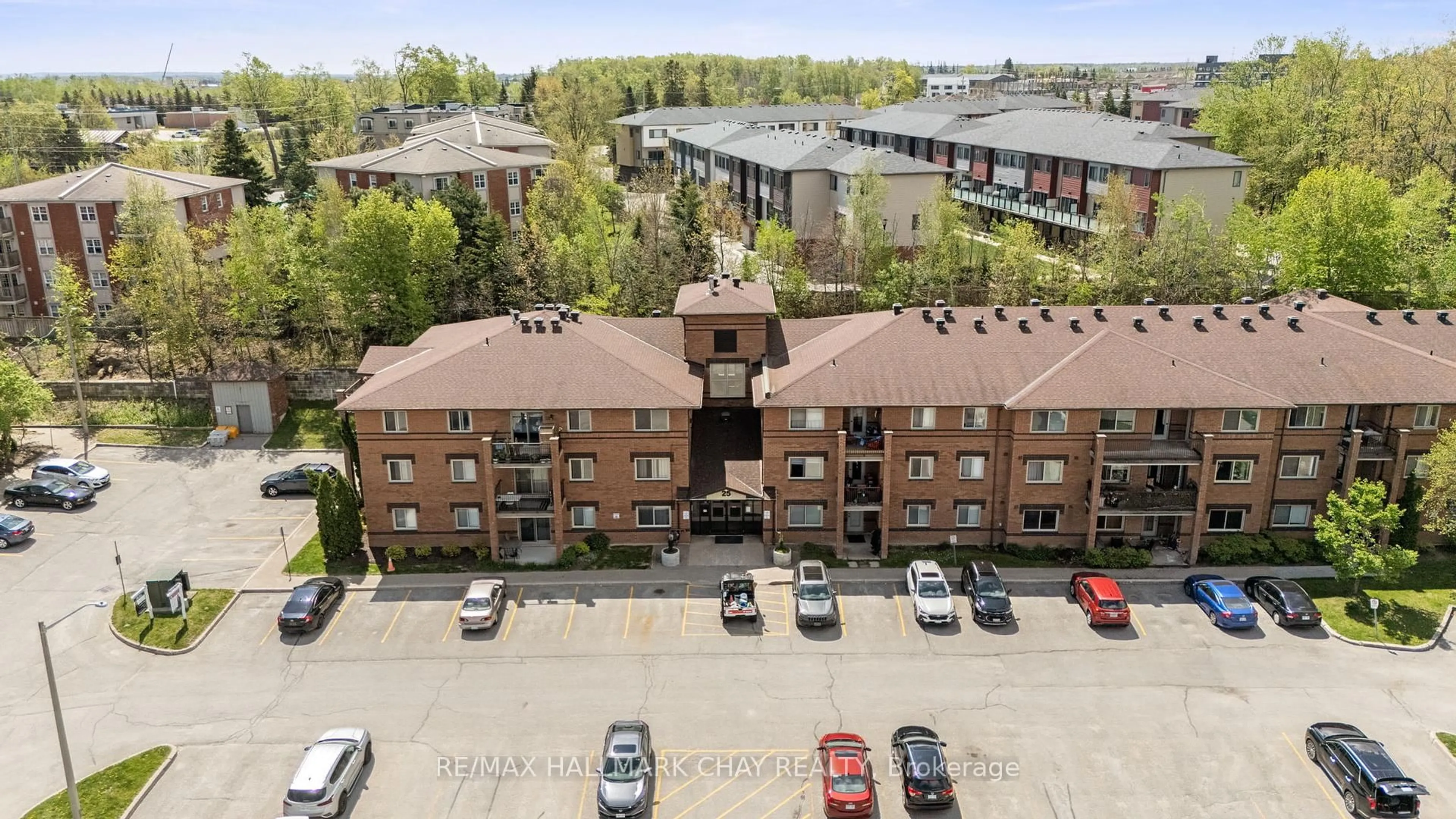 A pic from outside/outdoor area/front of a property/back of a property/a pic from drone, unknown for 25 Meadow Lane #303, Barrie Ontario L4N 7K2
