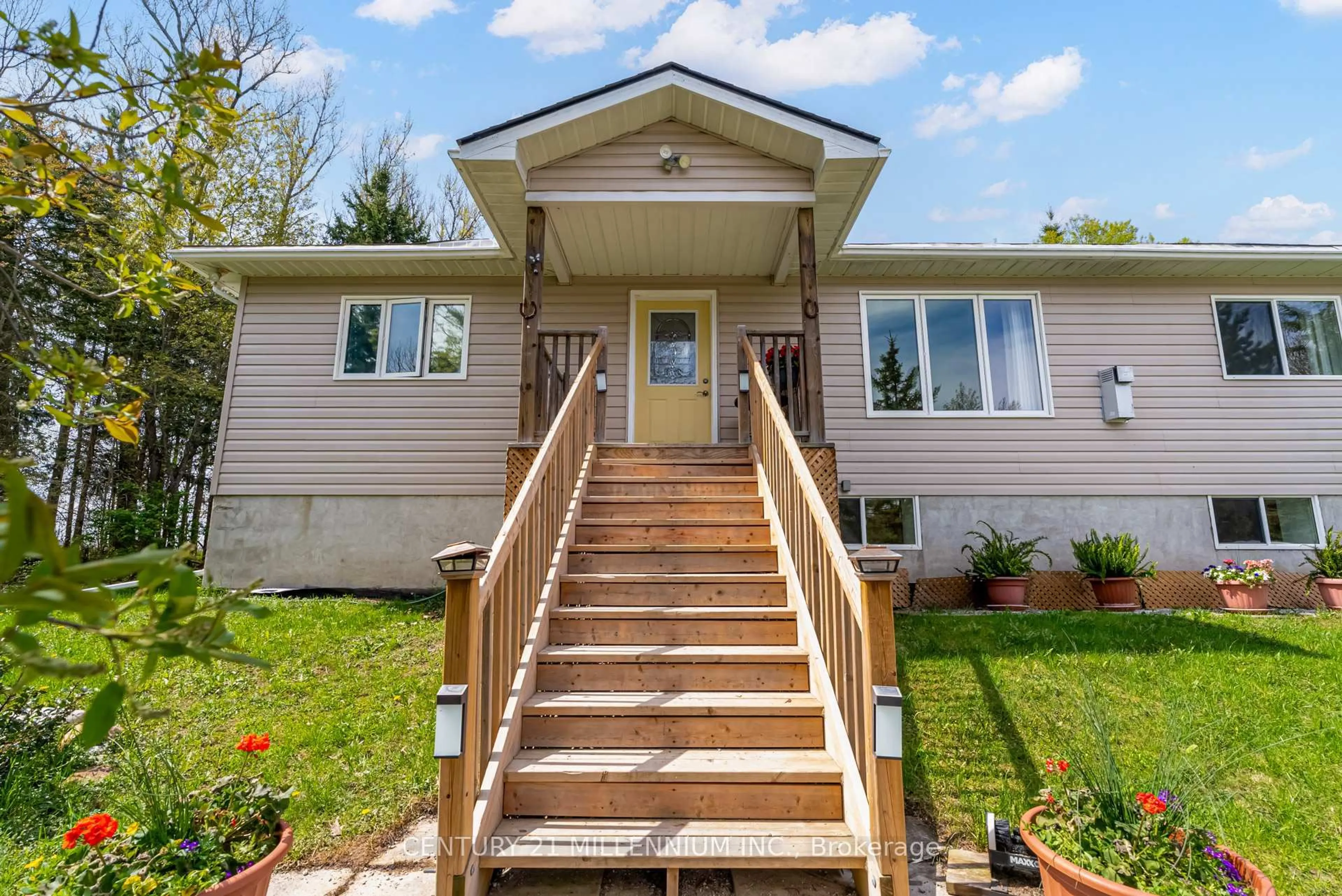 Home with vinyl exterior material, unknown for 2178 Irish Line, Severn Ontario L0L 1E0