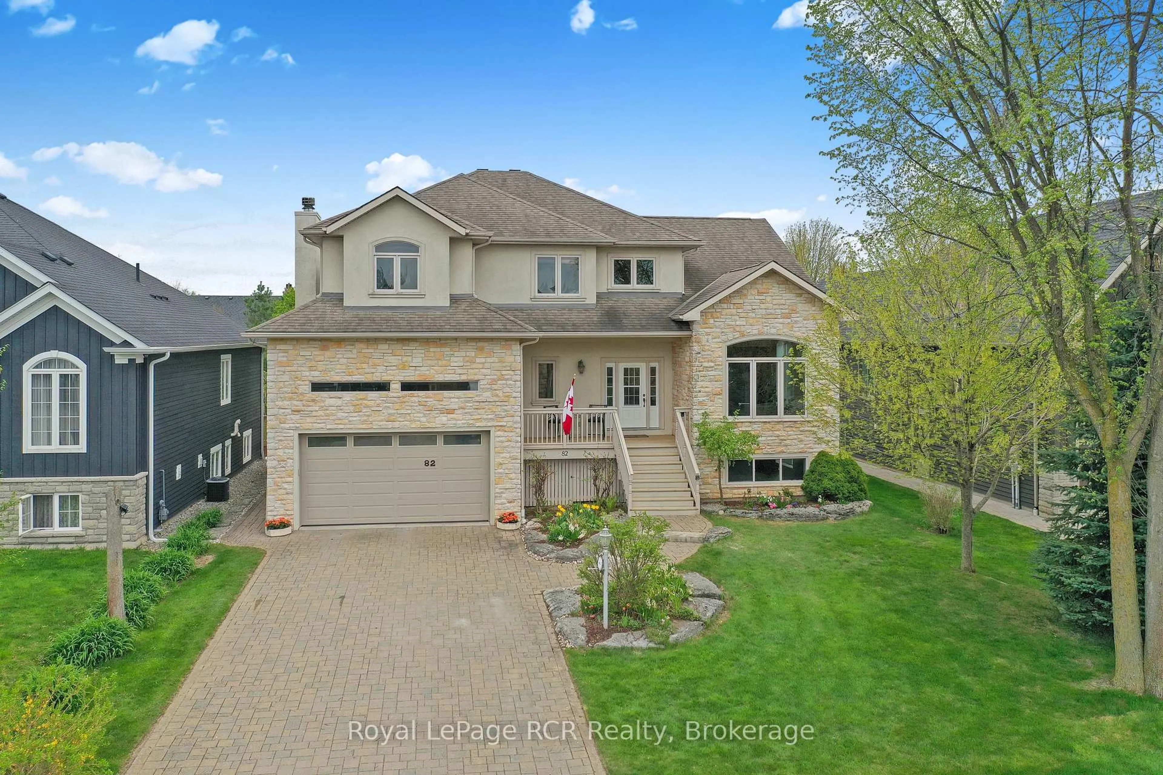 A pic from outside/outdoor area/front of a property/back of a property/a pic from drone, street for 82 Stanley St, Collingwood Ontario L9Y 0G7