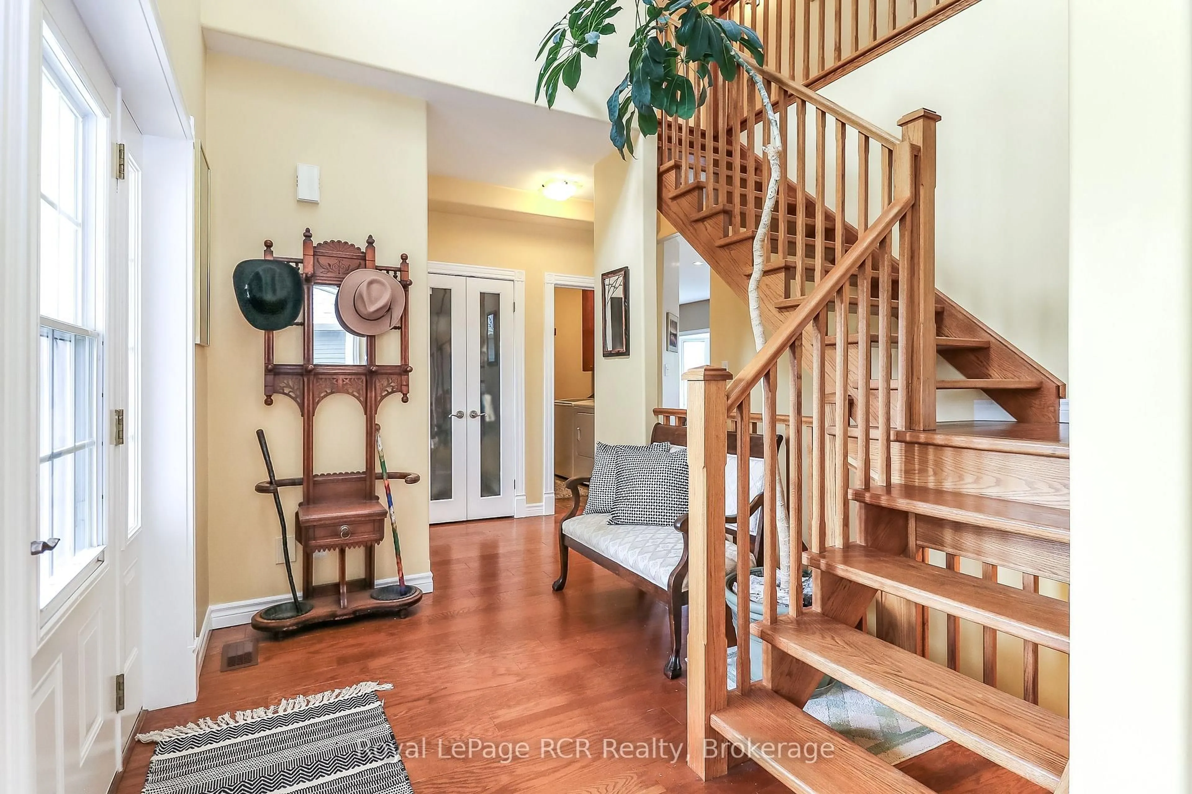 Indoor entryway for 82 Stanley St, Collingwood Ontario L9Y 0G7