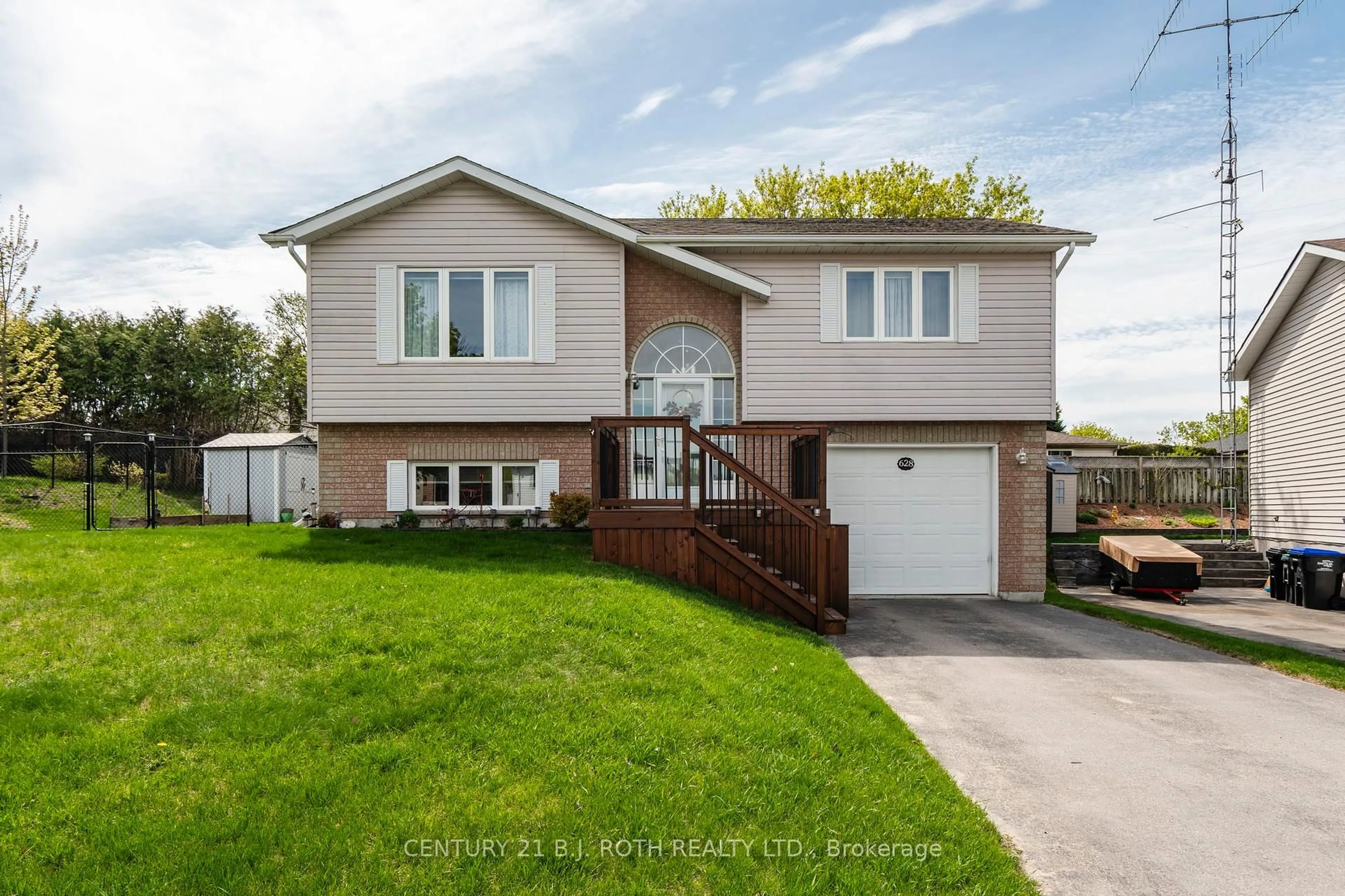 Home with vinyl exterior material, street for 628 Wayne Cres, Midland Ontario L4R 5E2