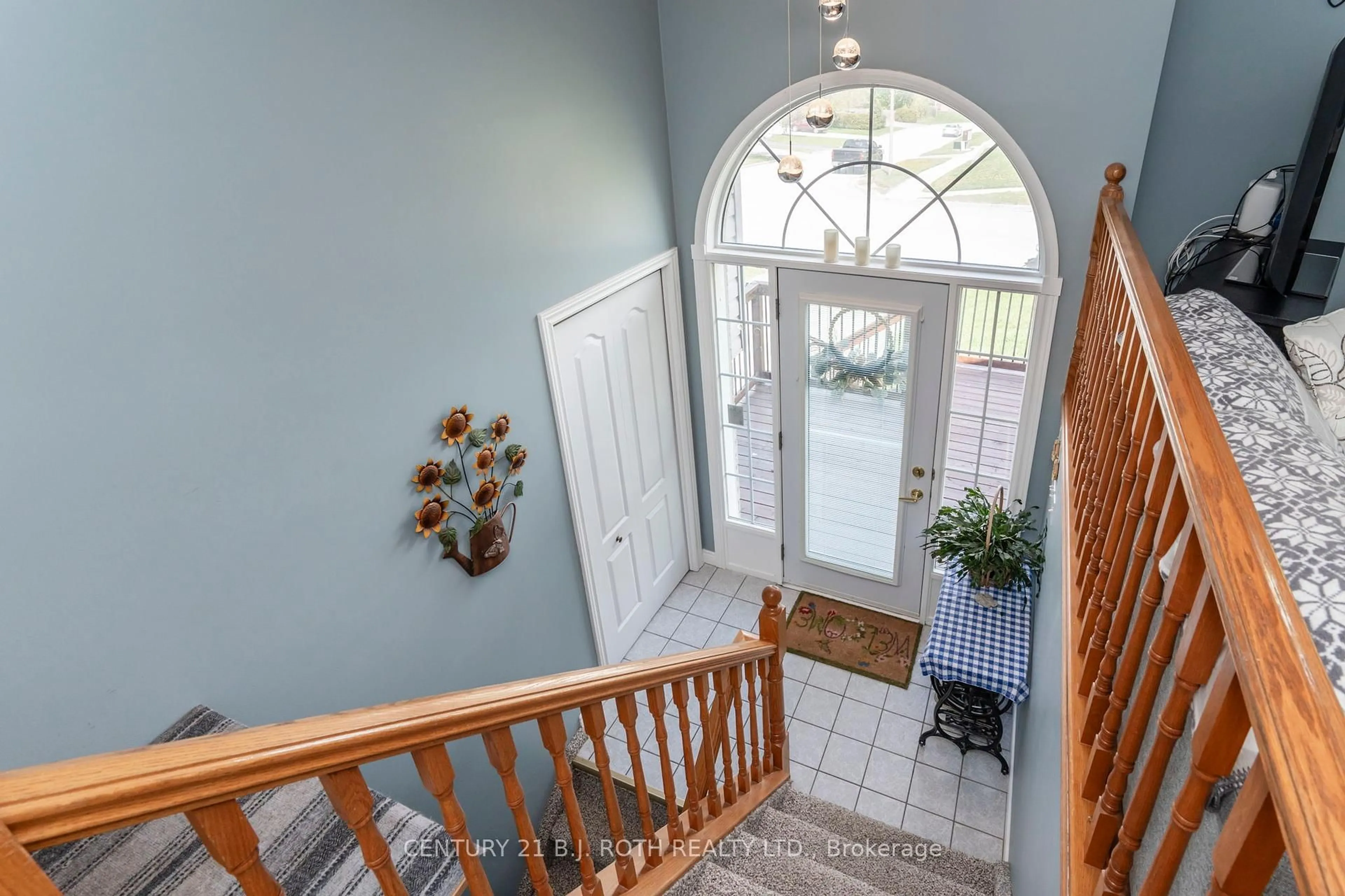 Indoor entryway for 628 Wayne Cres, Midland Ontario L4R 5E2