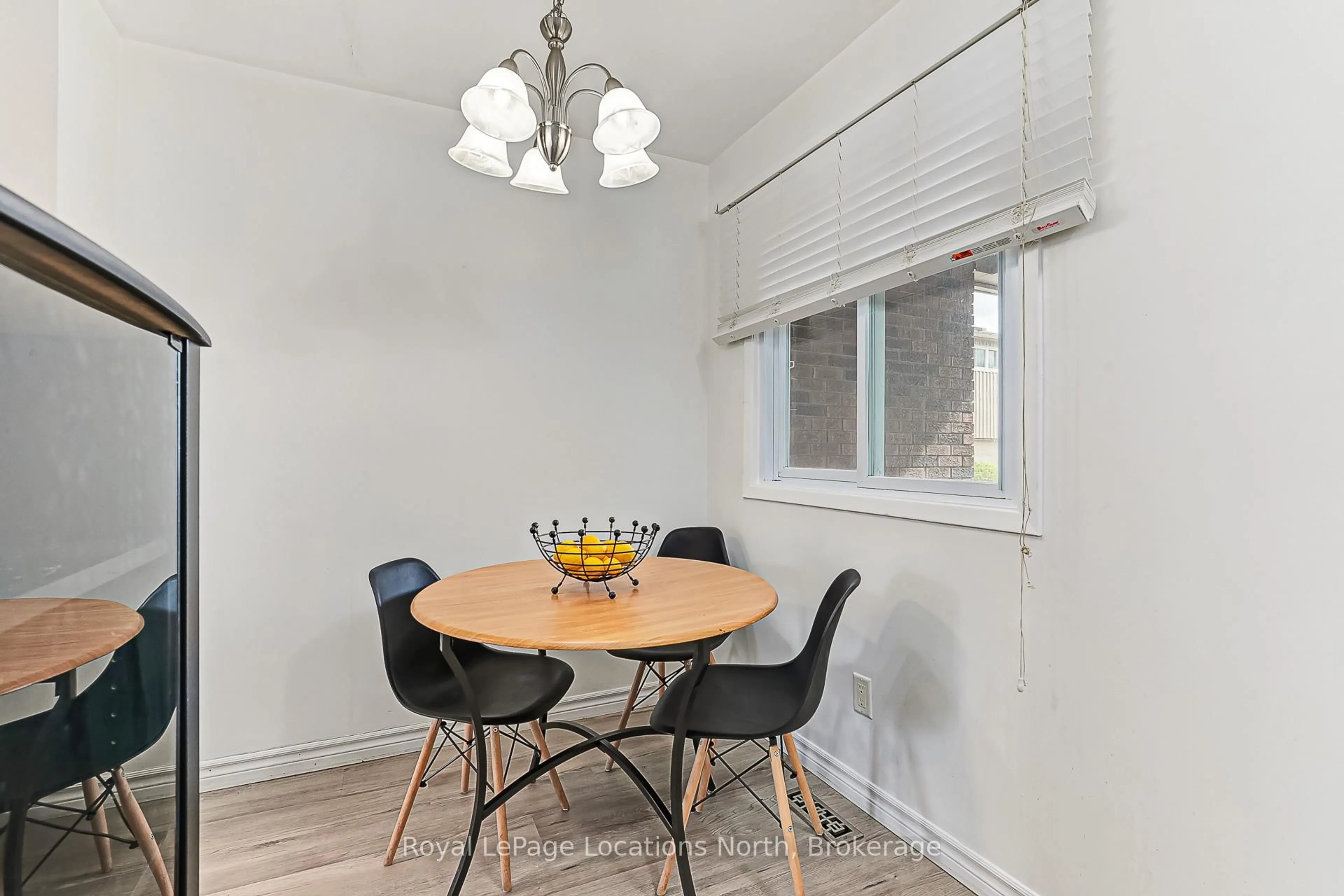 Dining room, wood/laminate floor for 581 Tenth St, Collingwood Ontario L9Y 4K6