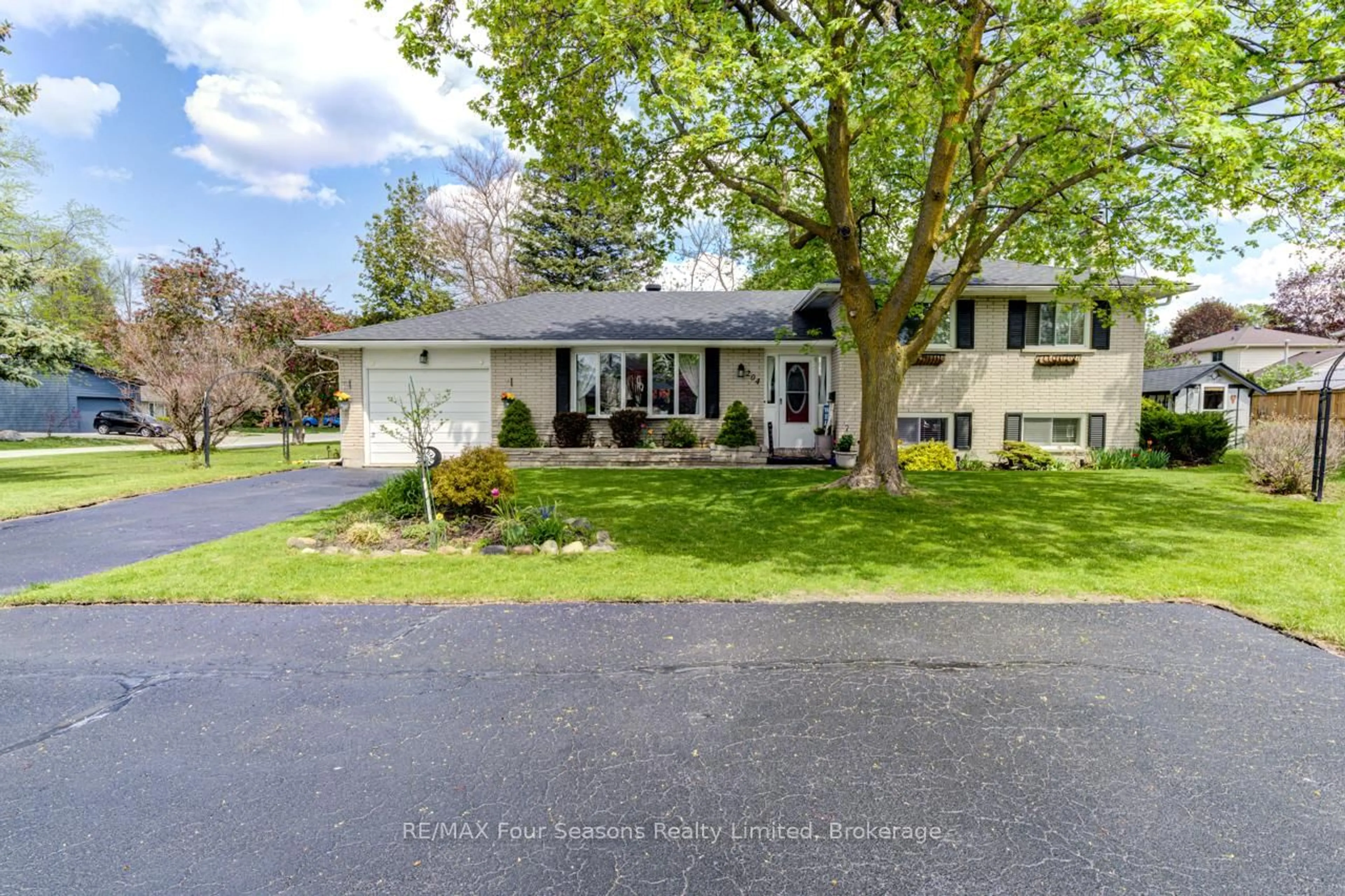 A pic from outside/outdoor area/front of a property/back of a property/a pic from drone, street for 2 Bryan Dr, Collingwood Ontario L9Y 2K7