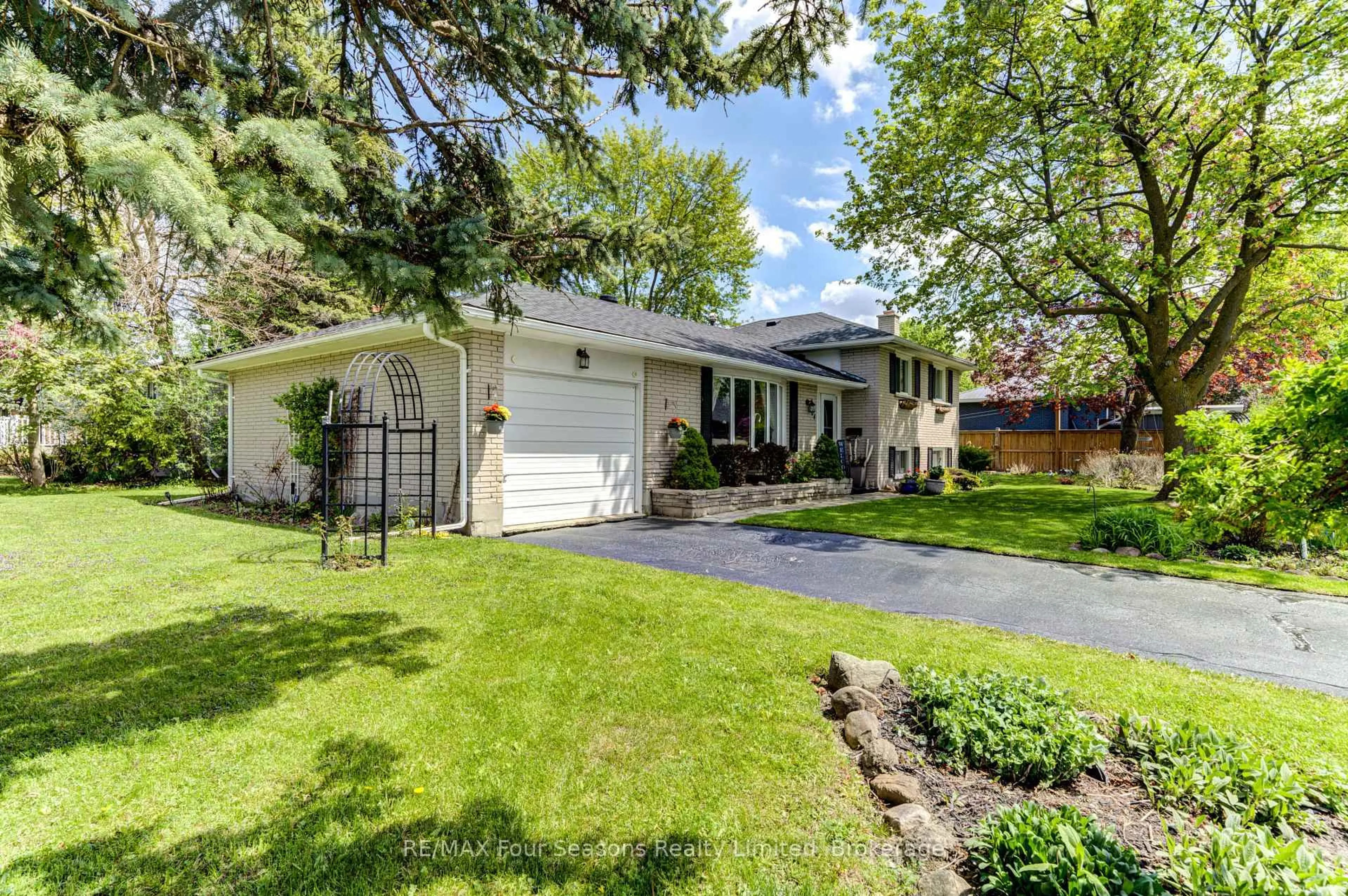 Home with vinyl exterior material, street for 2 Bryan Dr, Collingwood Ontario L9Y 2K7