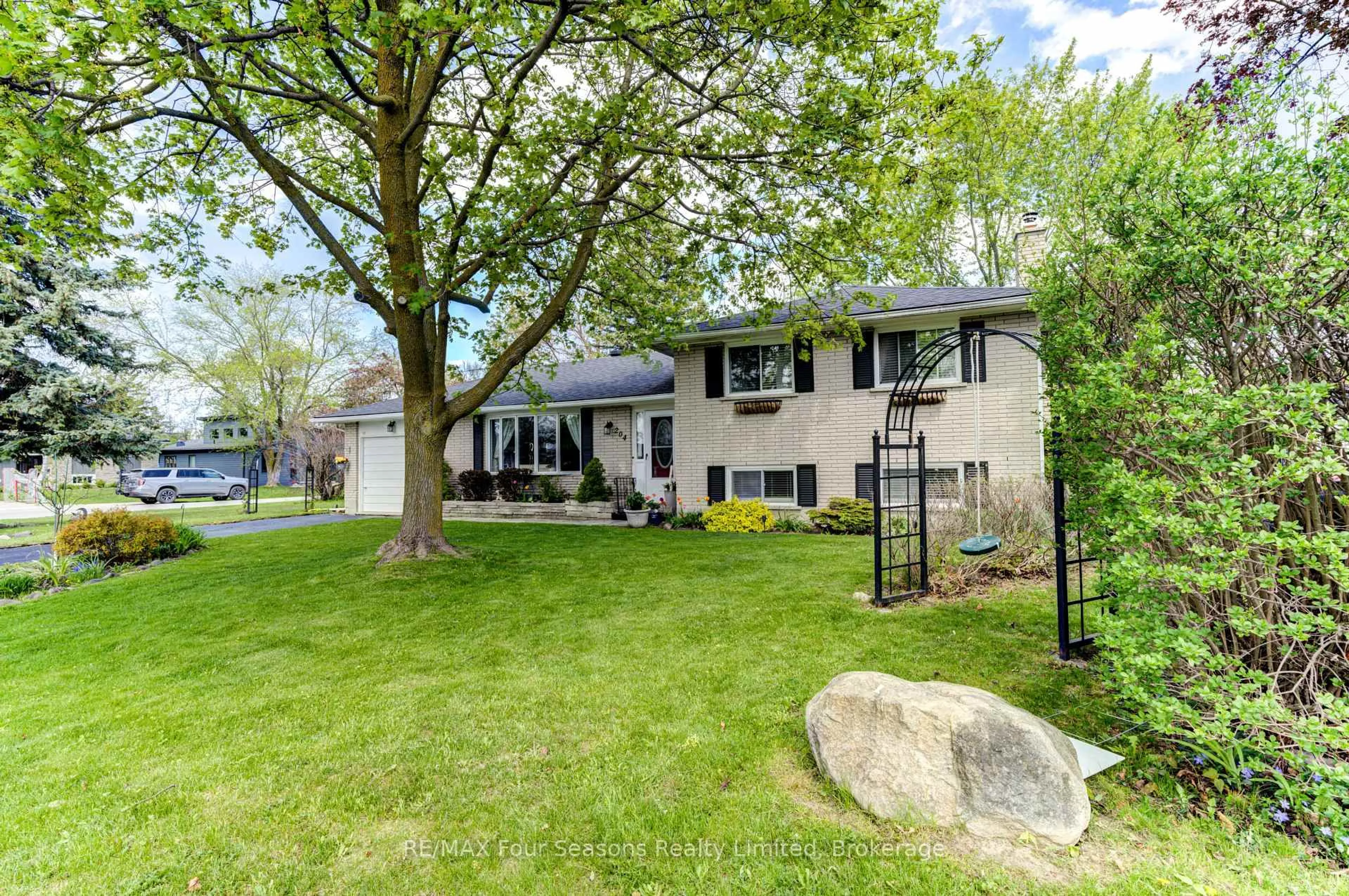 Home with vinyl exterior material, street for 2 Bryan Dr, Collingwood Ontario L9Y 2K7