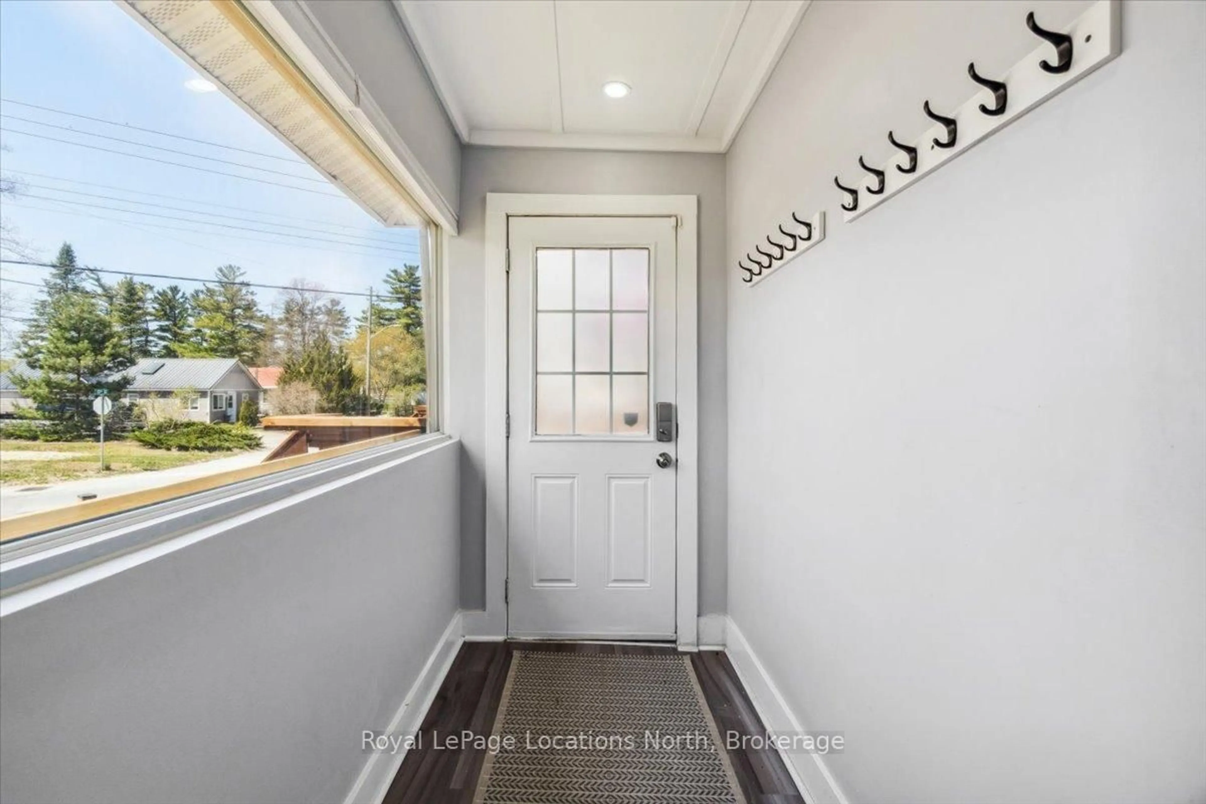 Indoor entryway for 419 Mosley St, Wasaga Beach Ontario L9Z 2J8