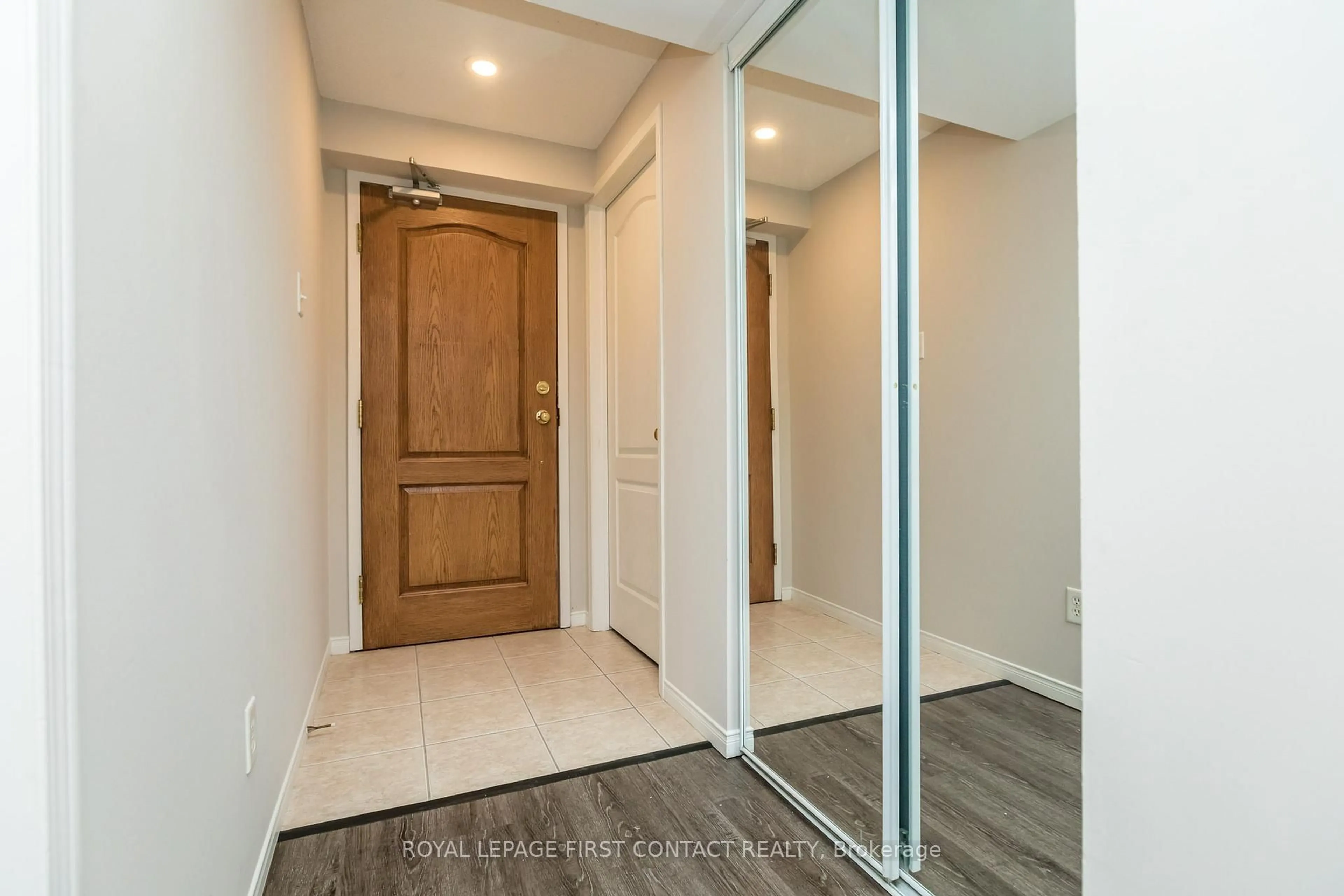 Indoor entryway for 117 EDGEHILL Dr #103, Barrie Ontario L4N 1L9