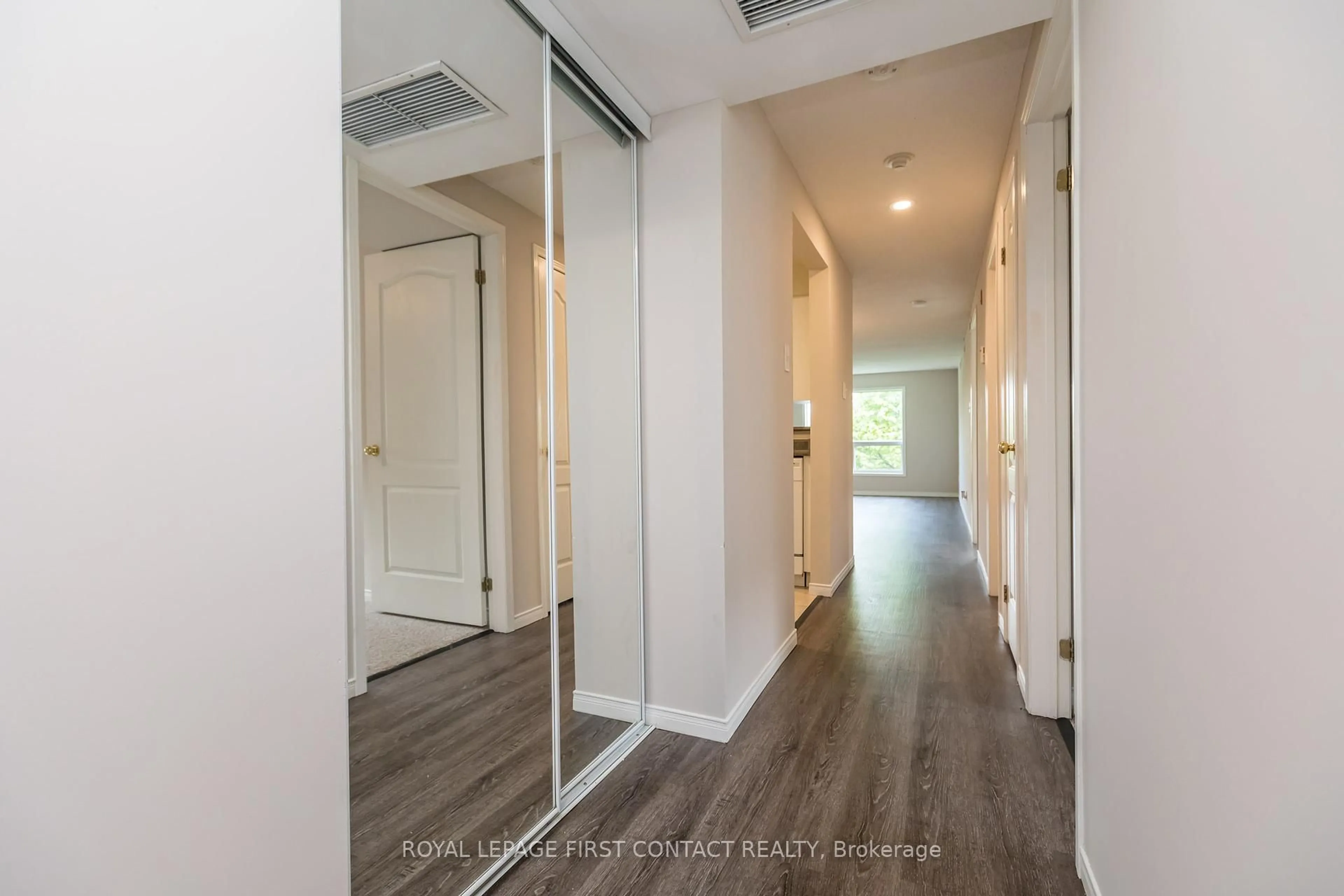 Indoor entryway for 117 EDGEHILL Dr #103, Barrie Ontario L4N 1L9