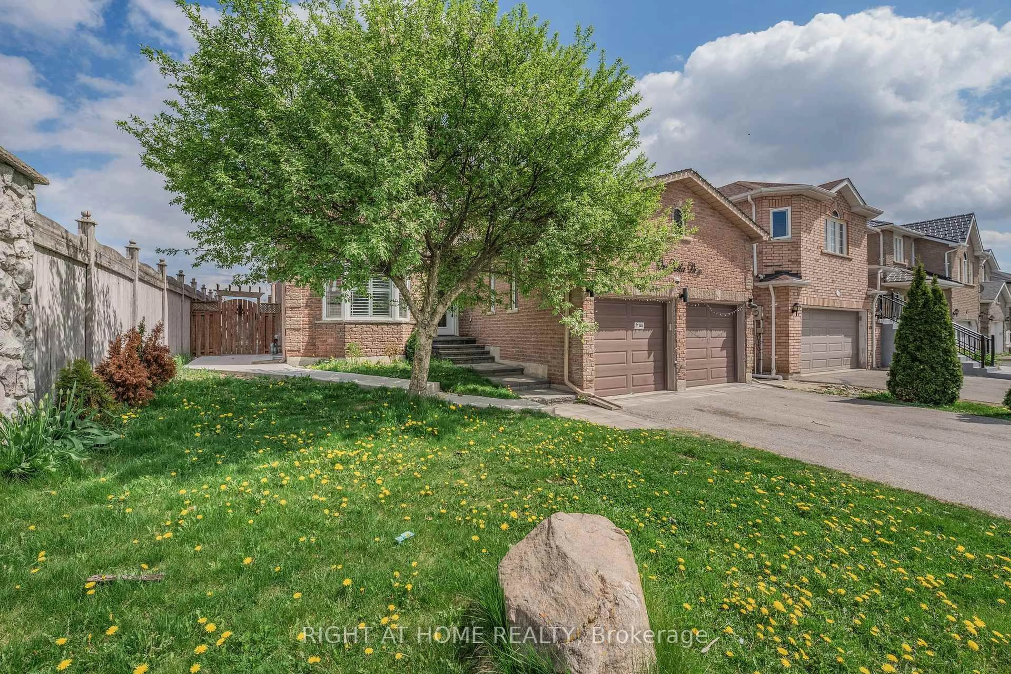 A pic from outside/outdoor area/front of a property/back of a property/a pic from drone, street for 1 Esther Dr, Barrie Ontario L4N 0X8