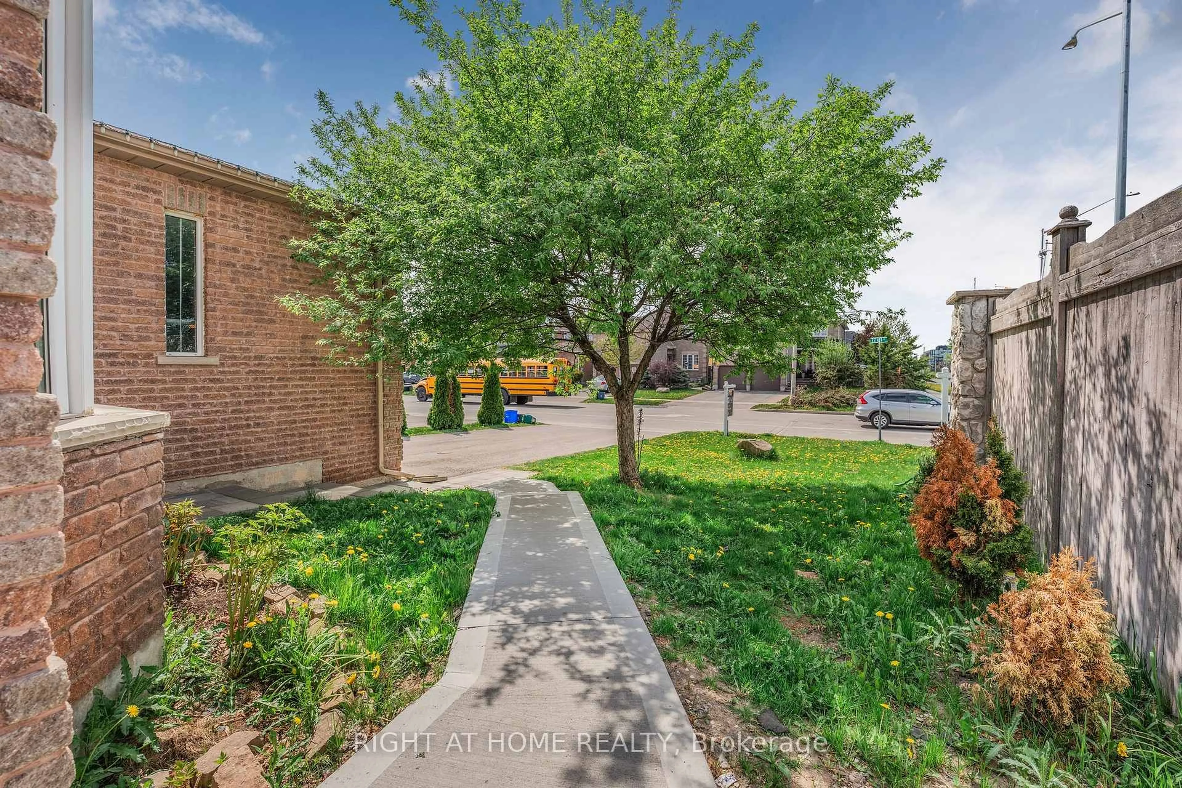 A pic from outside/outdoor area/front of a property/back of a property/a pic from drone, street for 1 Esther Dr, Barrie Ontario L4N 0X8
