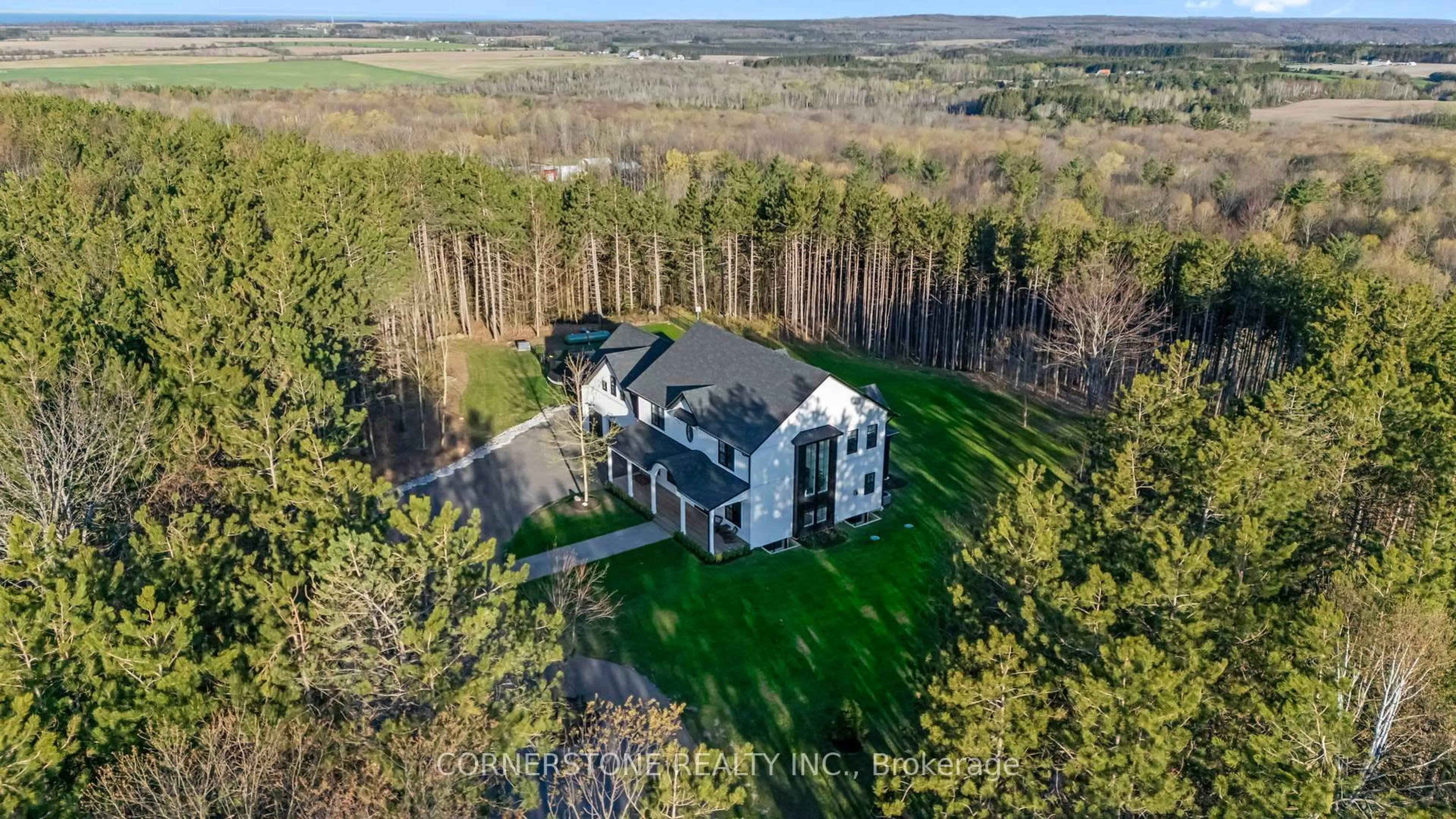 A pic from outside/outdoor area/front of a property/back of a property/a pic from drone, unknown for 115 Rue Lafontaine Rd, Tiny Ontario L9M 0S1