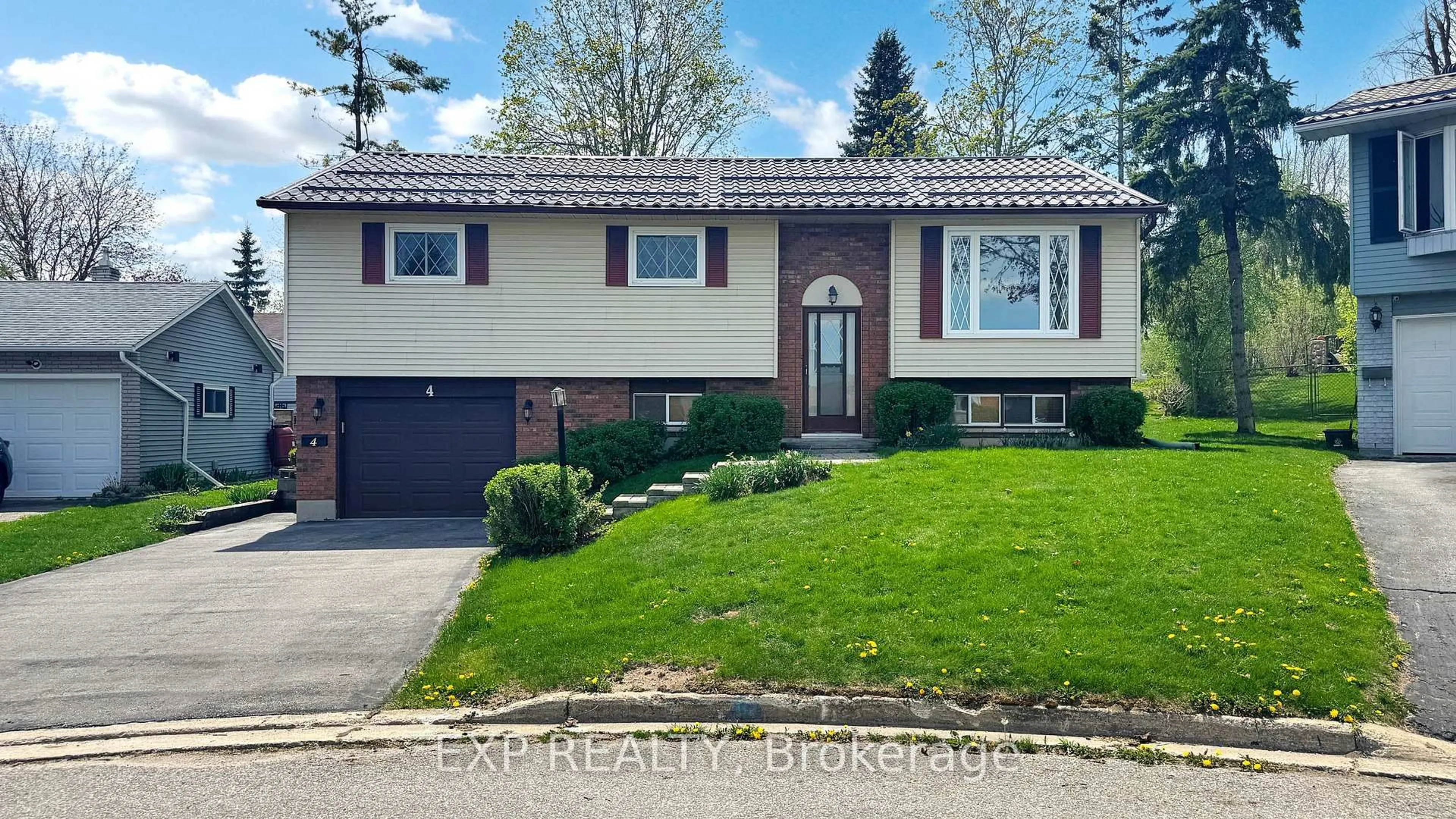 Home with vinyl exterior material, street for 4 Gaudaur Crt, Orillia Ontario L3V 7B4