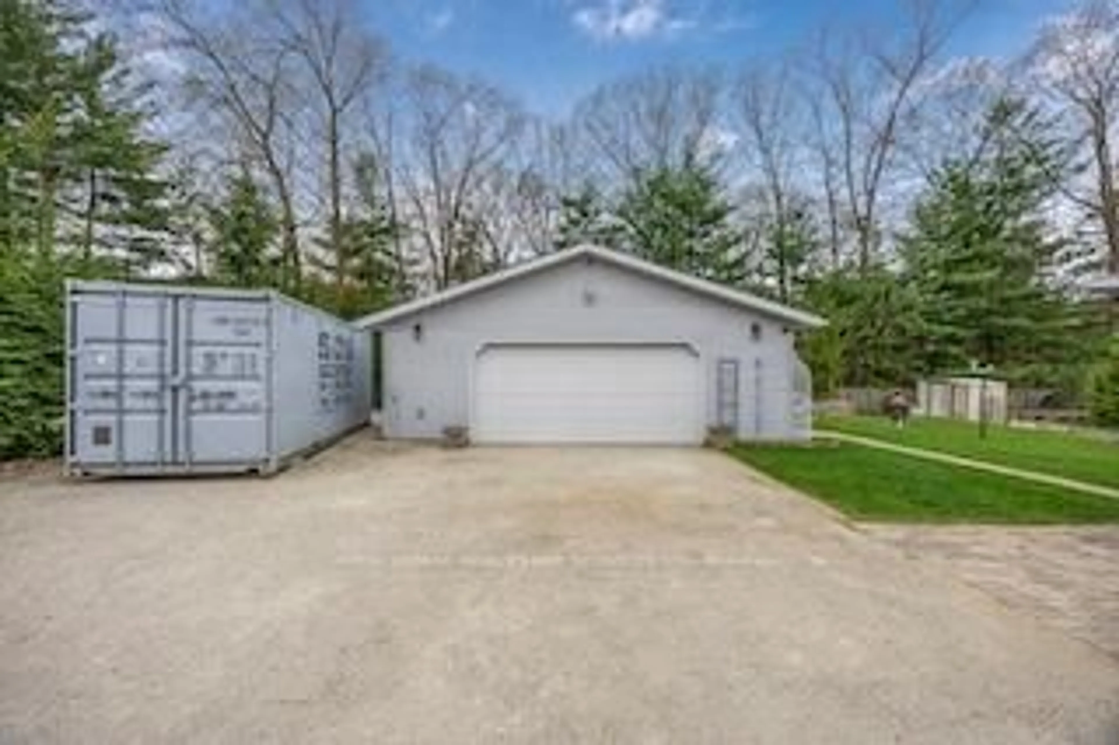 Indoor garage for 140 Melrose Ave, Wasaga Beach Ontario L9Z 2T1