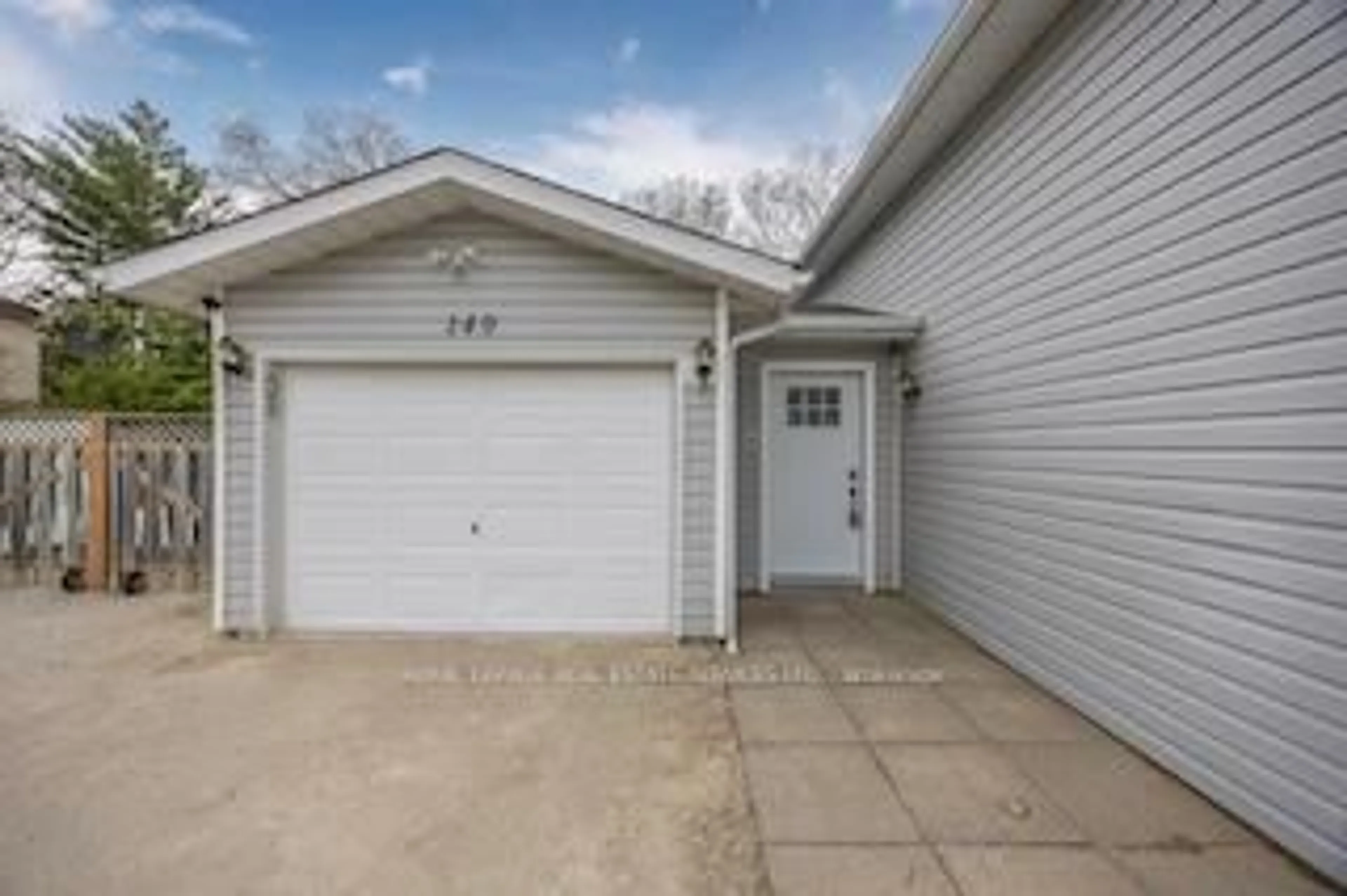 Indoor garage for 140 Melrose Ave, Wasaga Beach Ontario L9Z 2T1