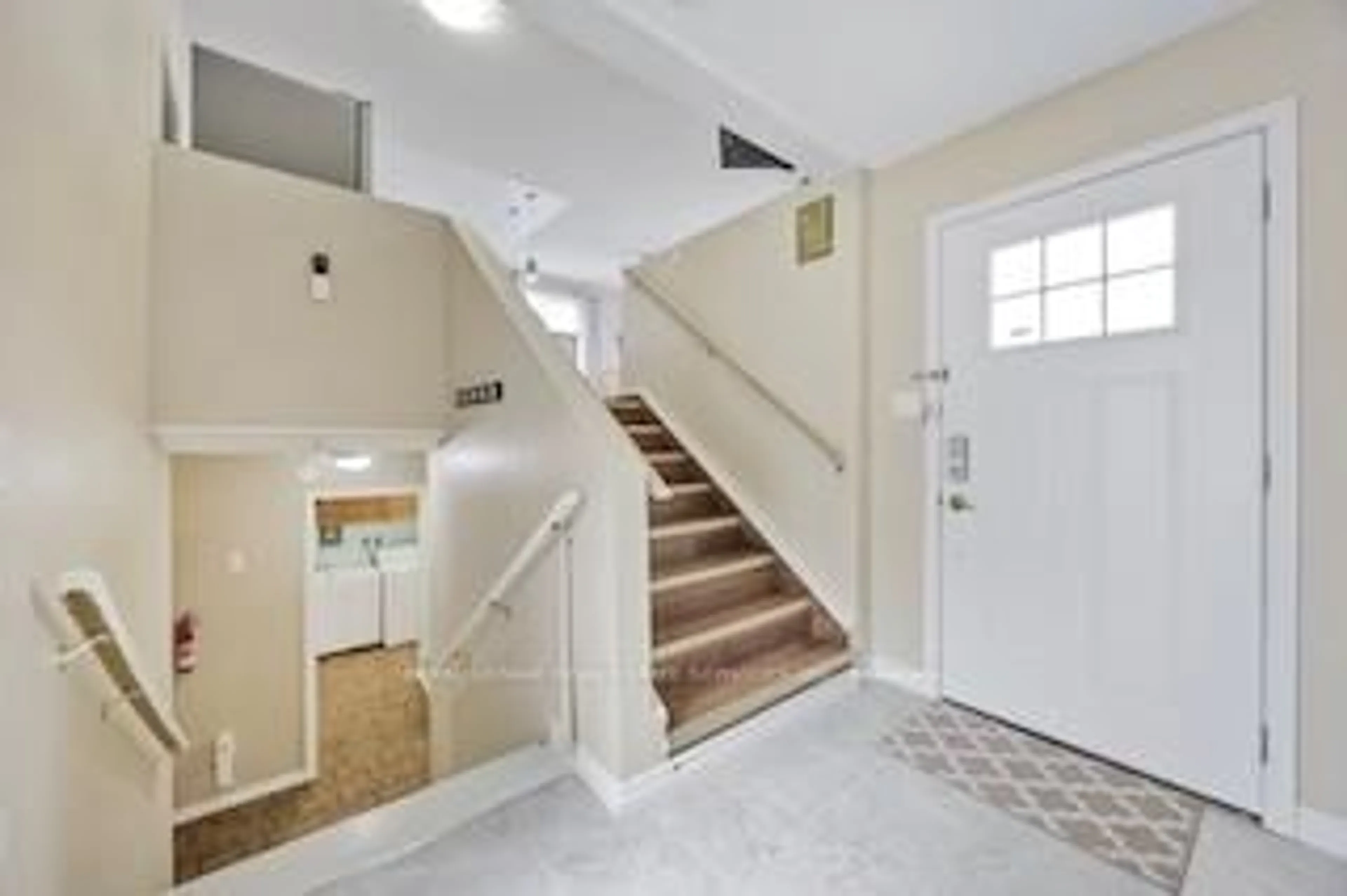 Indoor foyer for 140 Melrose Ave, Wasaga Beach Ontario L9Z 2T1