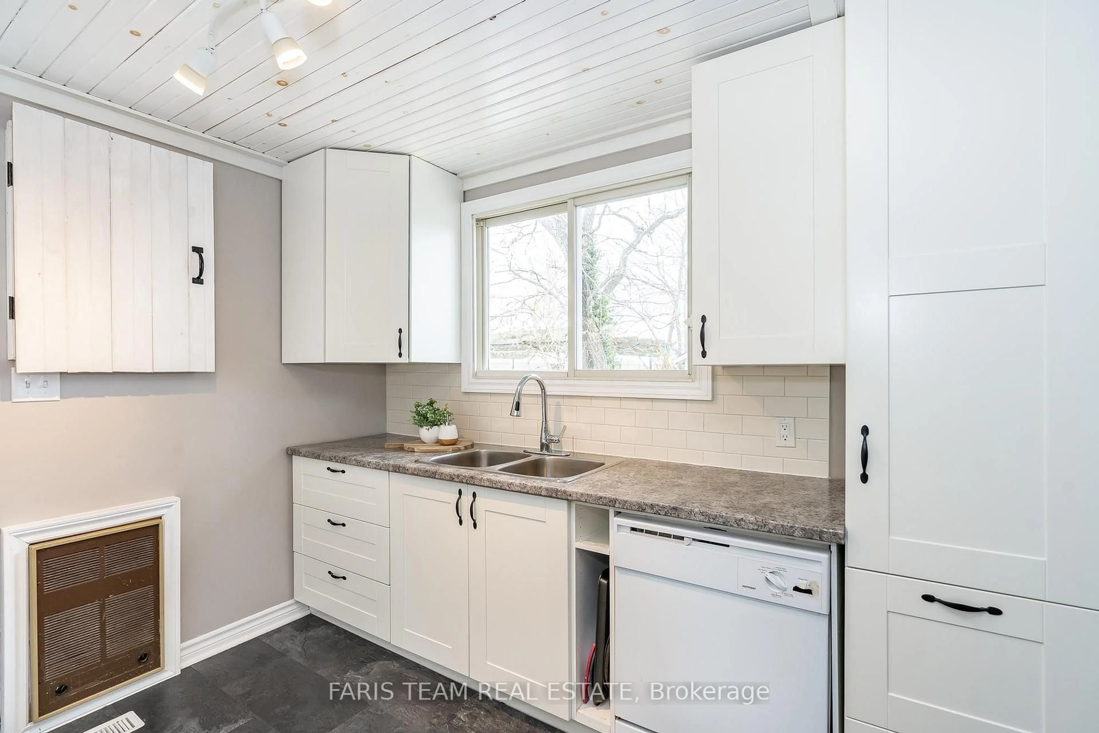 Unknown for 258 Patterson Blvd, Tay Ontario L0K 1R0