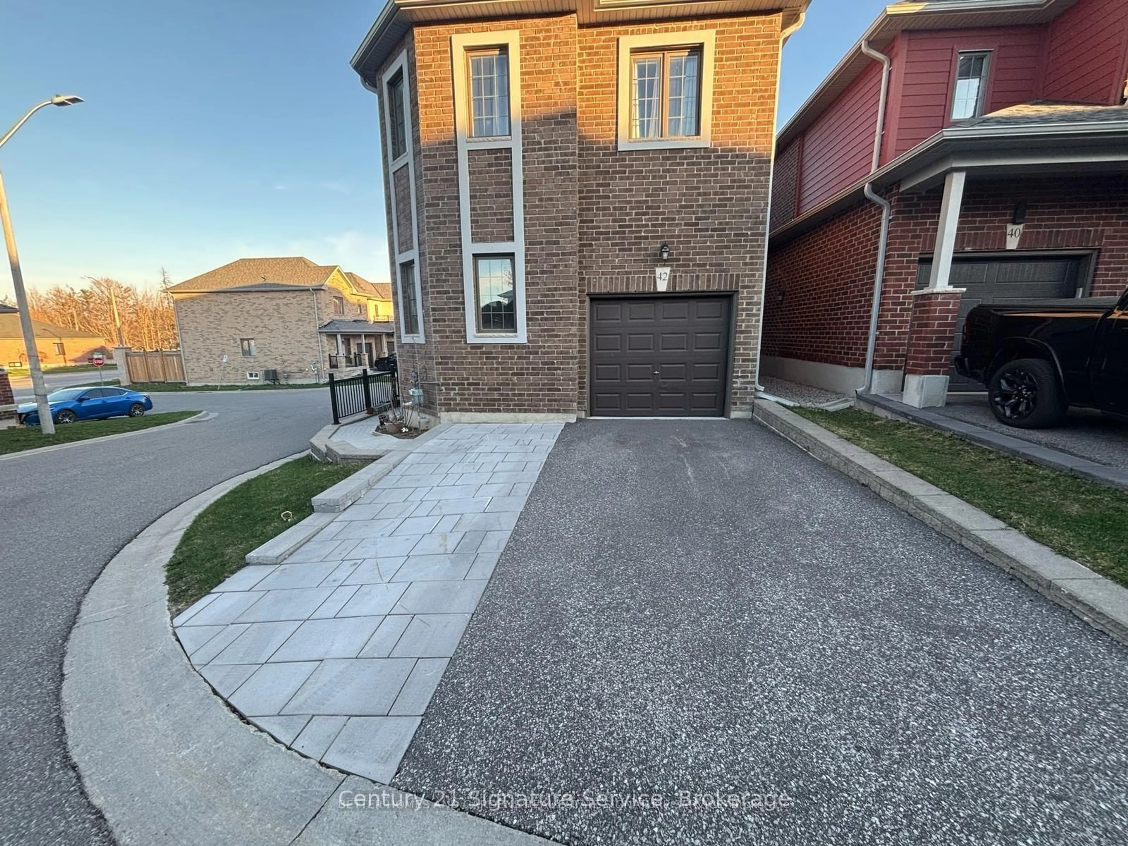 A pic from outside/outdoor area/front of a property/back of a property/a pic from drone, street for 42 Bedford Estates Cres, Barrie Ontario L4N 9K5