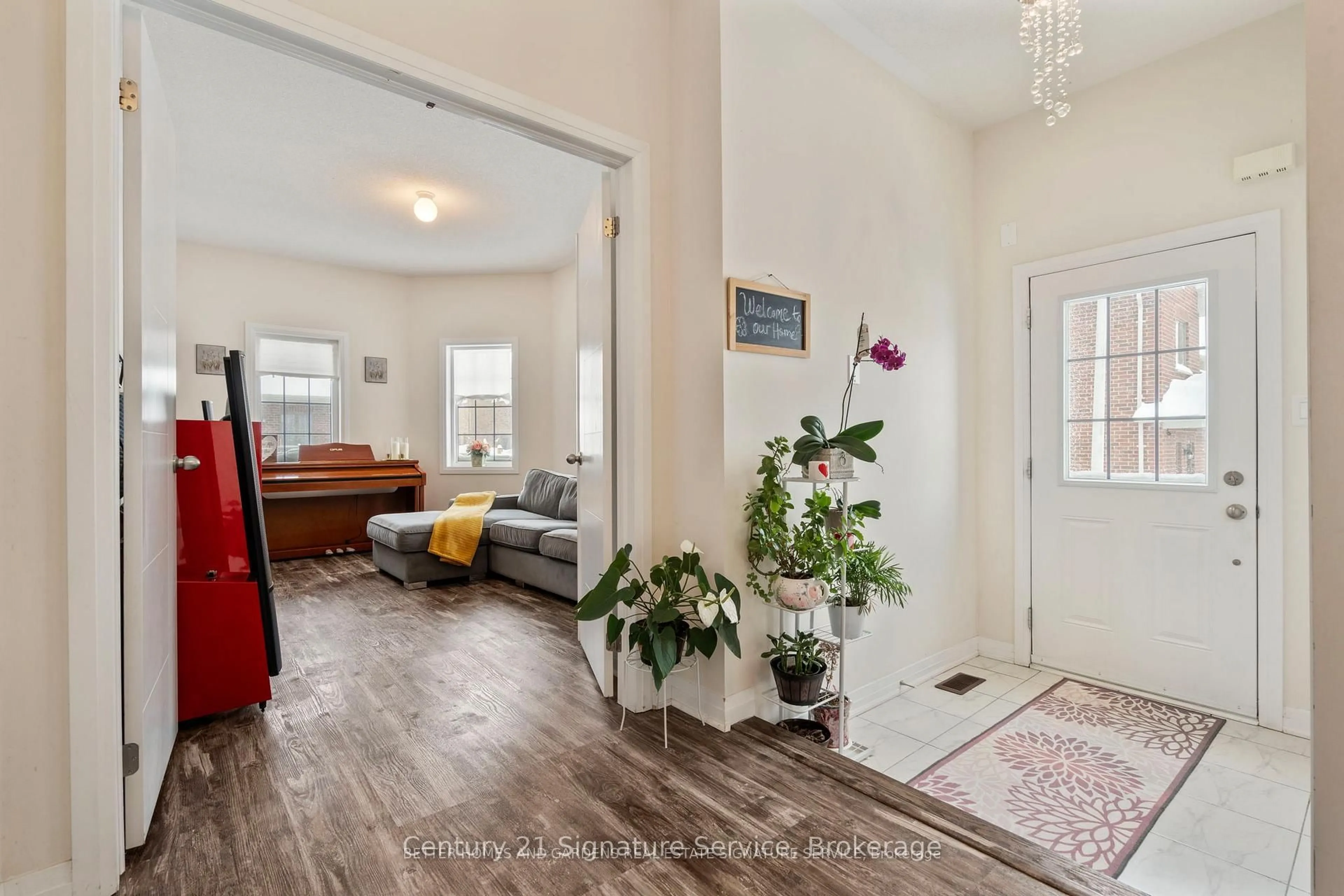 Indoor entryway for 42 Bedford Estates Cres, Barrie Ontario L4N 9K5