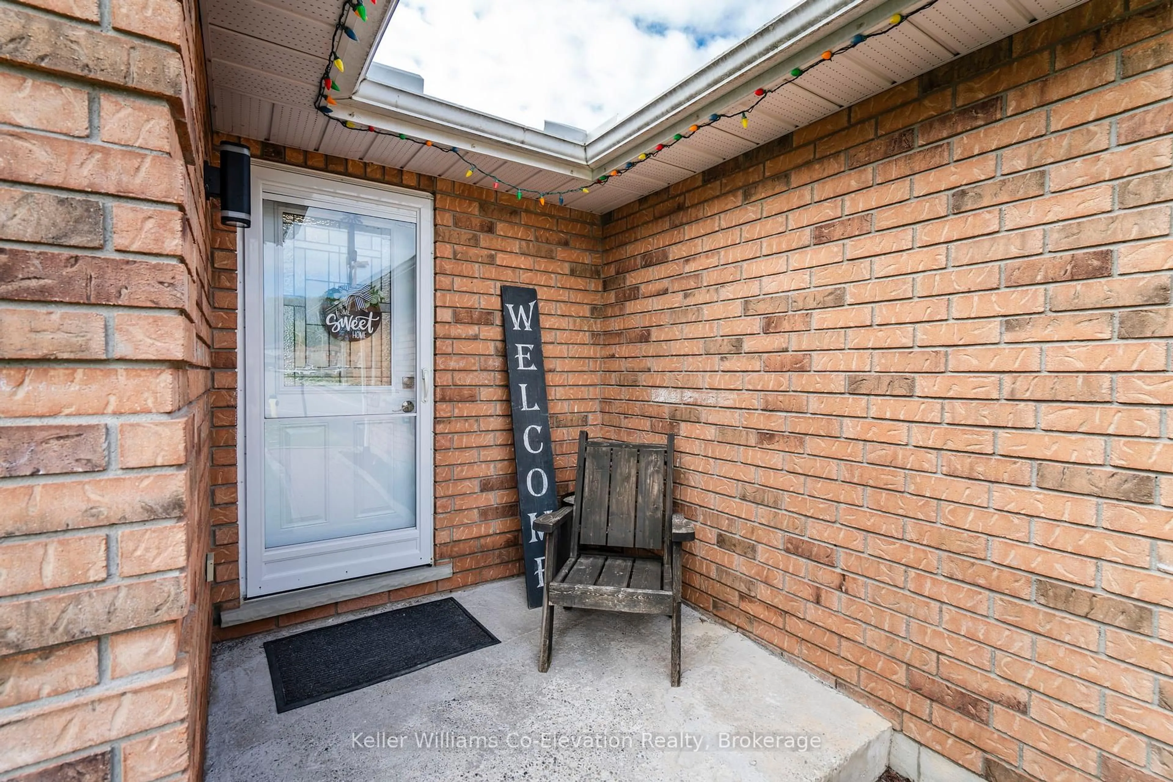 Indoor entryway for 56 Byrnes Cres, Penetanguishene Ontario L9M 1V9