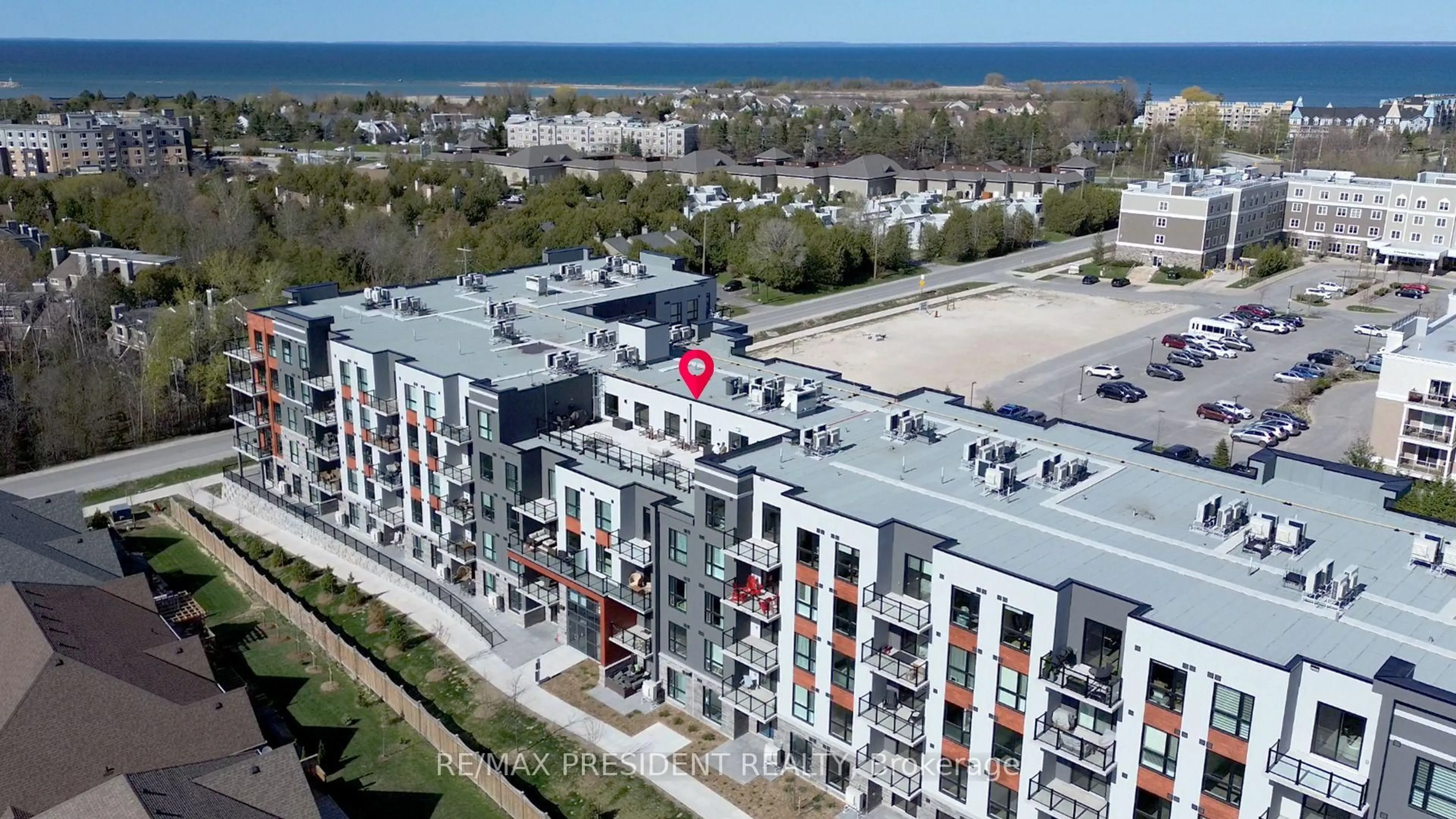 A pic from outside/outdoor area/front of a property/back of a property/a pic from drone, city buildings view from balcony for 4 Kimberly Lane #403, Collingwood Ontario L9Y 5B4