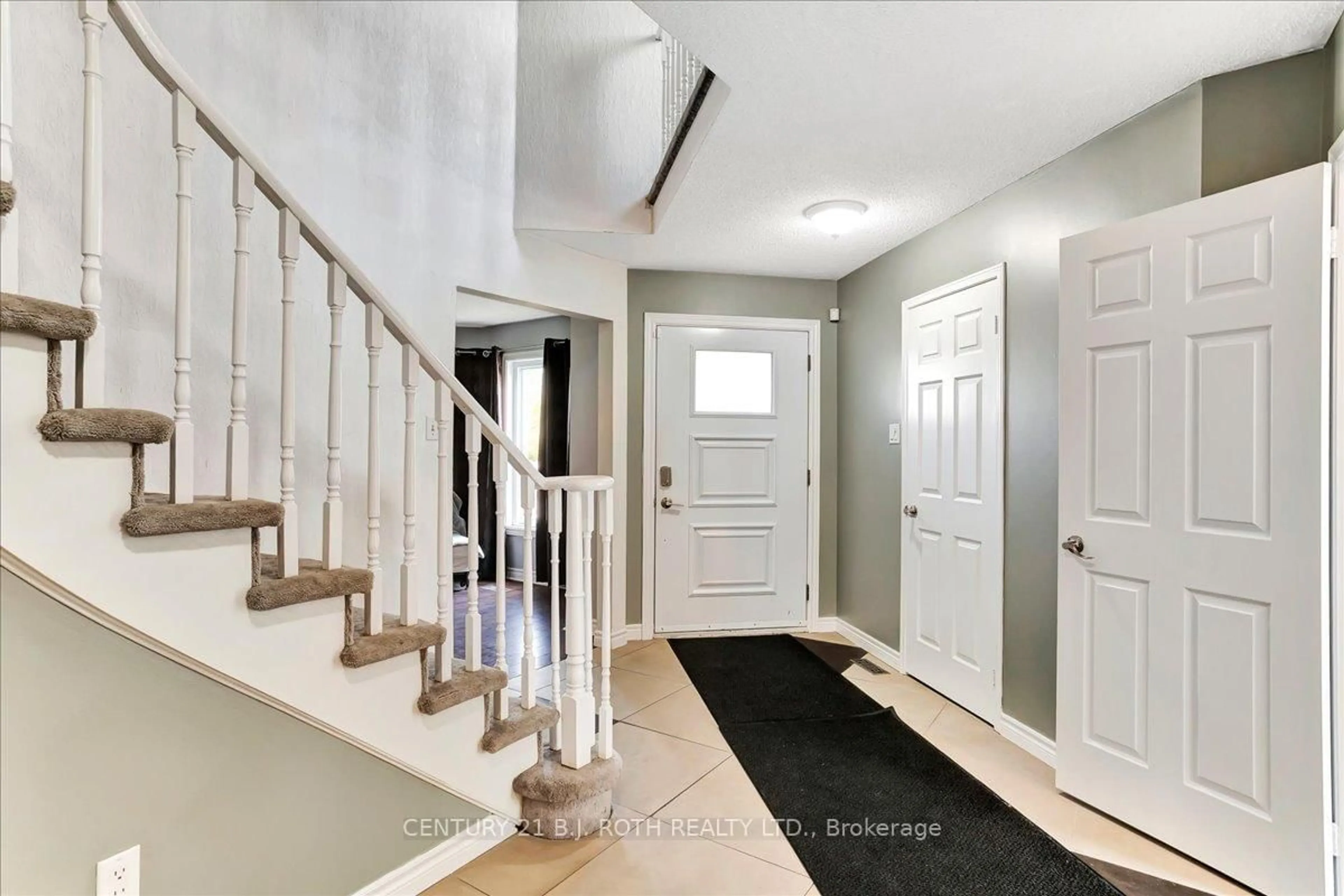 Indoor entryway for 47 Moore Pl, Barrie Ontario L4N 6N8