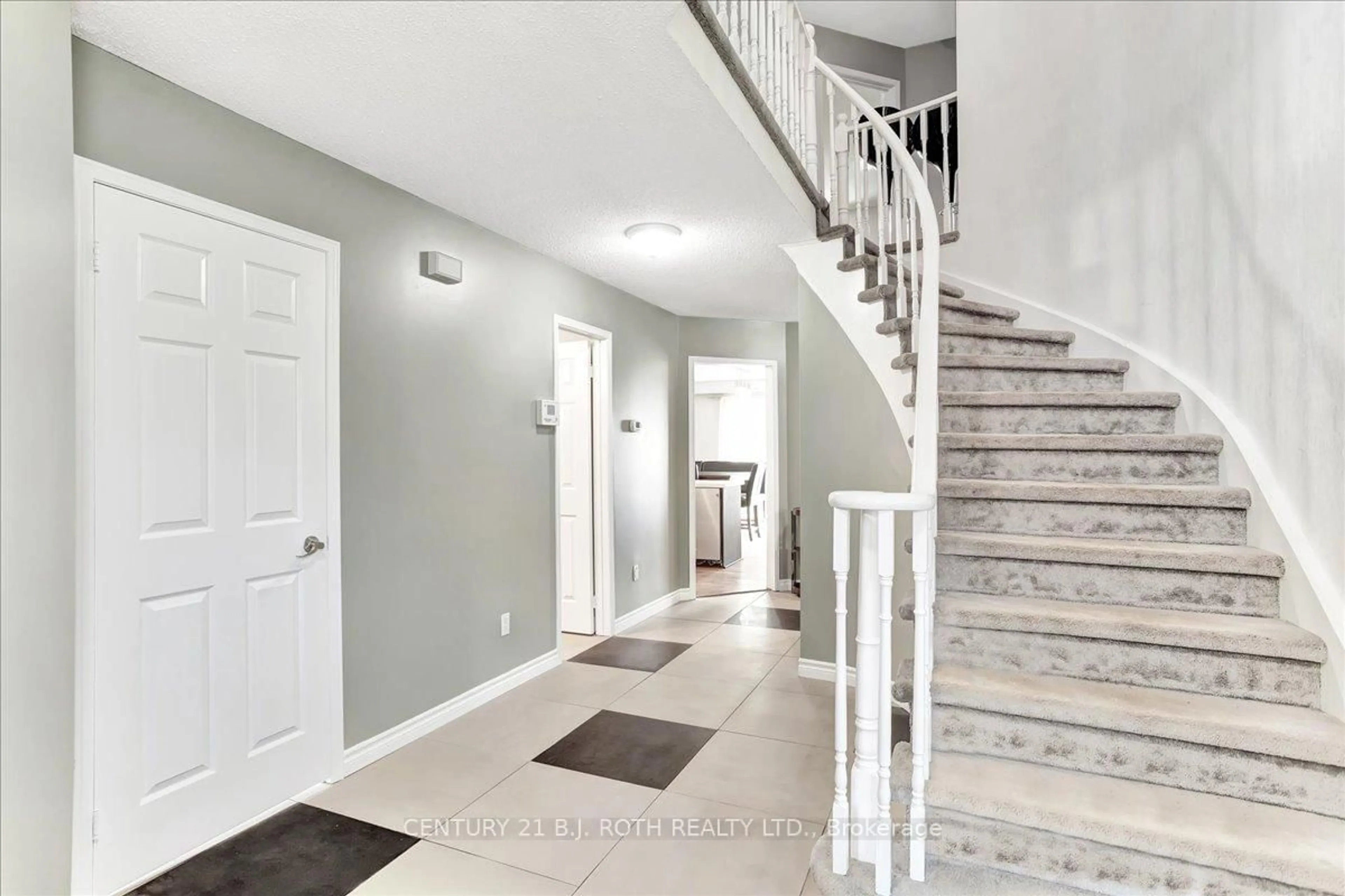 Indoor entryway for 47 Moore Pl, Barrie Ontario L4N 6N8