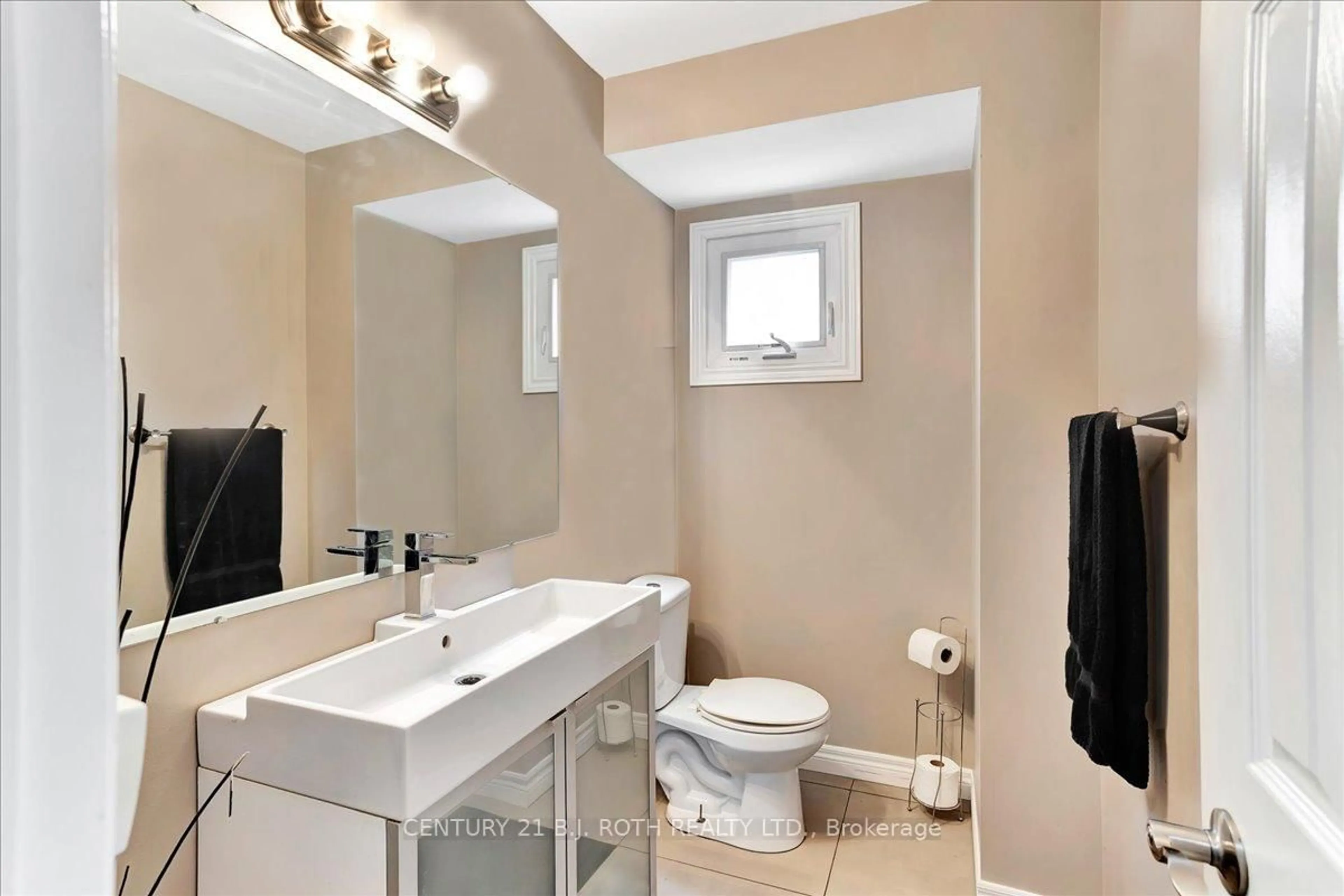 Standard bathroom, ceramic/tile floor for 47 Moore Pl, Barrie Ontario L4N 6N8