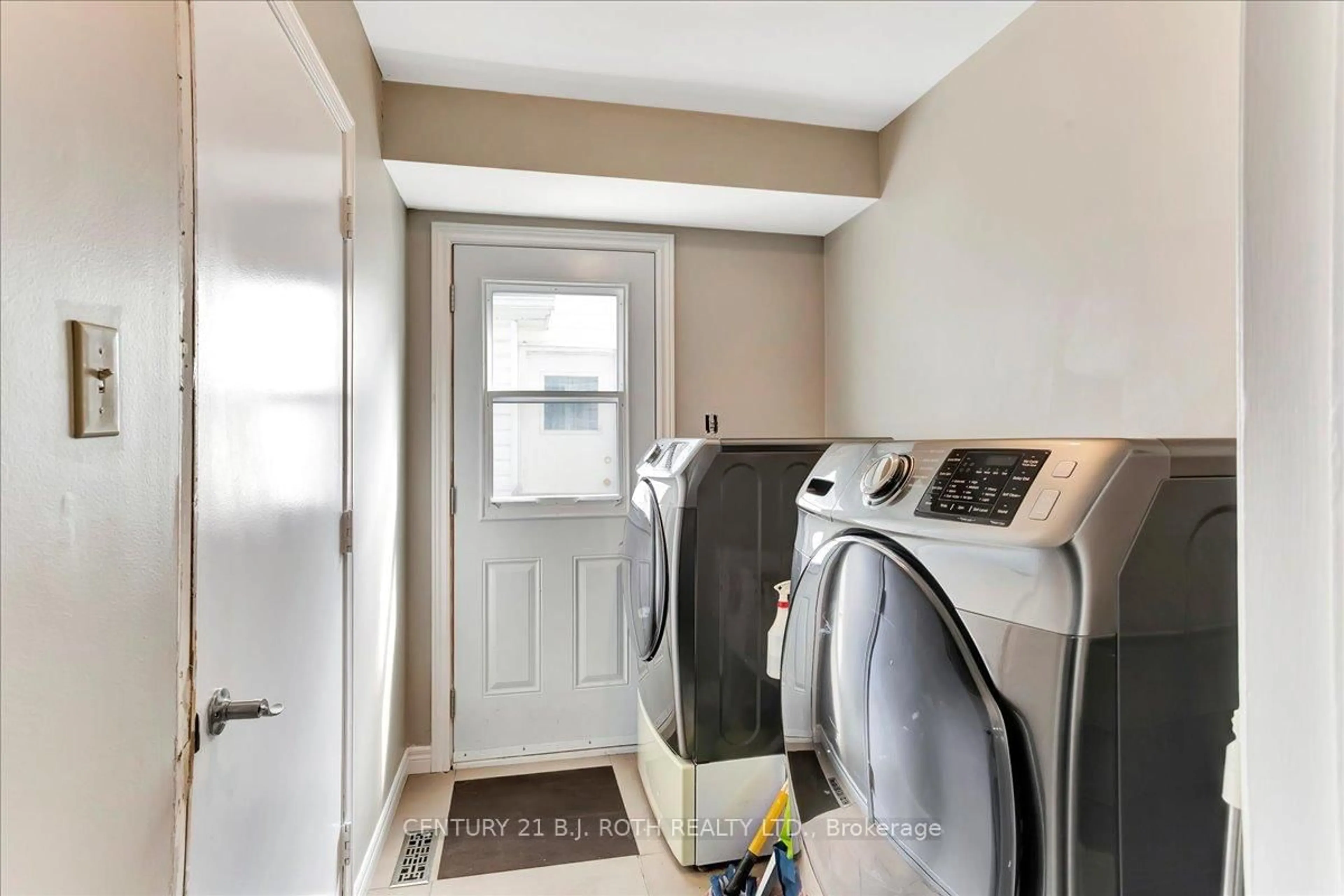Laundry room for 47 Moore Pl, Barrie Ontario L4N 6N8