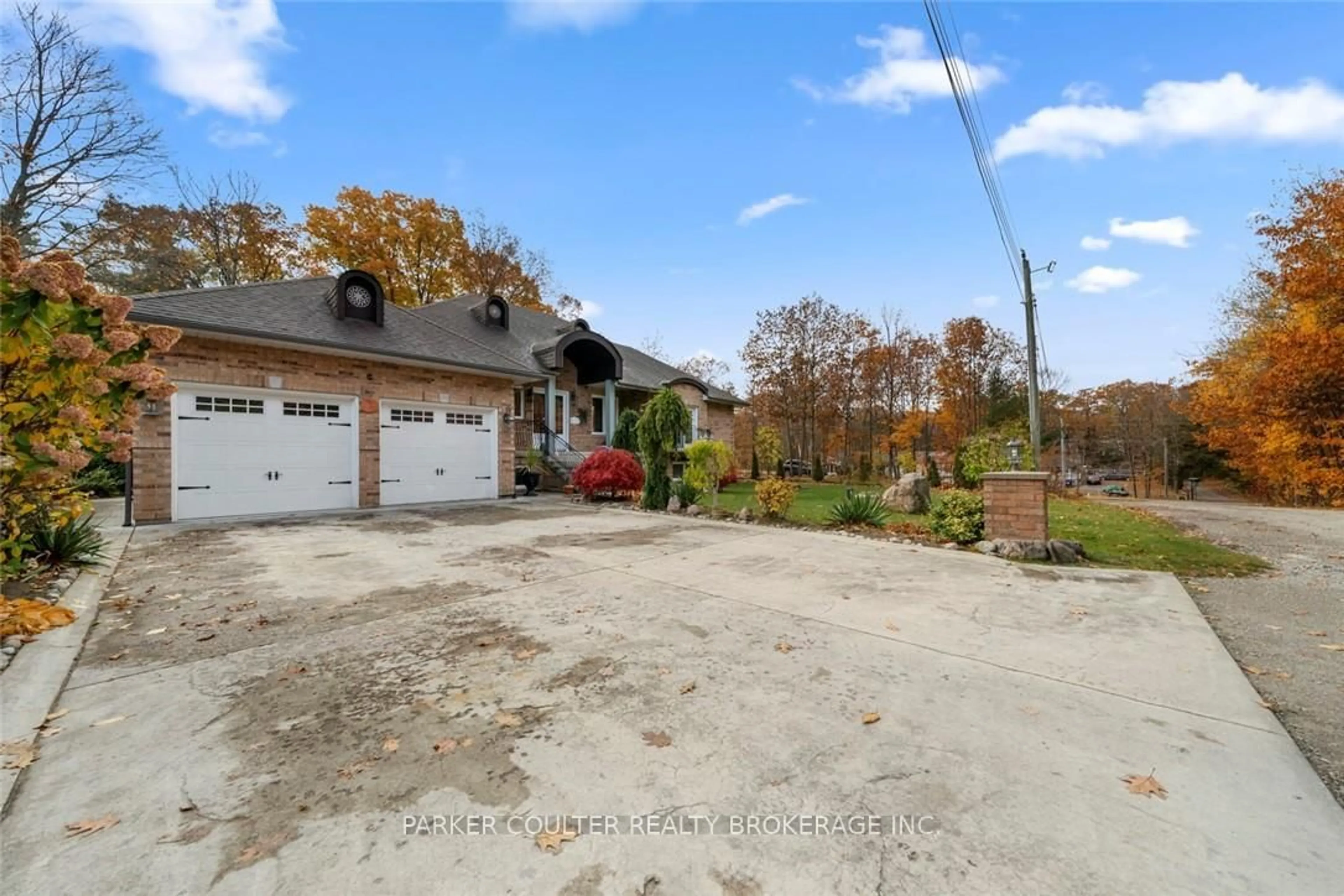 A pic from outside/outdoor area/front of a property/back of a property/a pic from drone, street for 7 Sherwood Cres, Tiny Ontario L0L 2J0