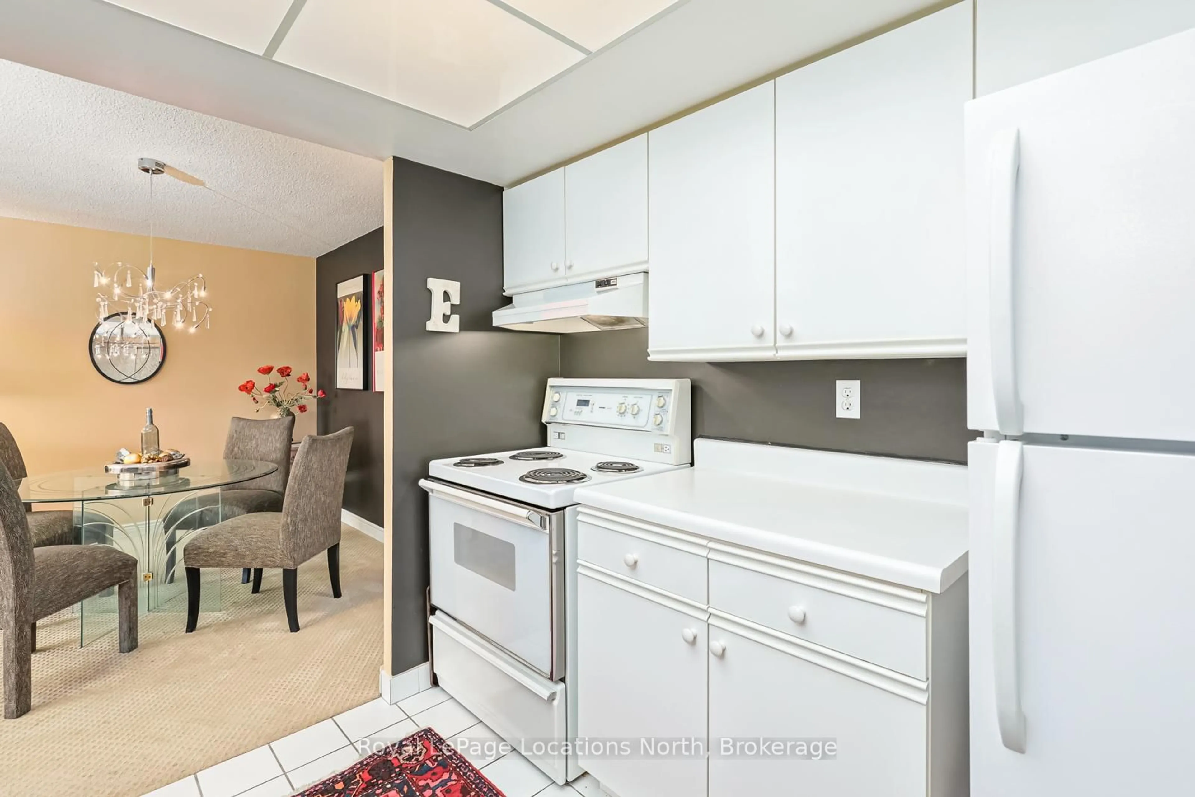 Standard kitchen, ceramic/tile floor for 172 Eighth St #605, Collingwood Ontario L9Y 4T2
