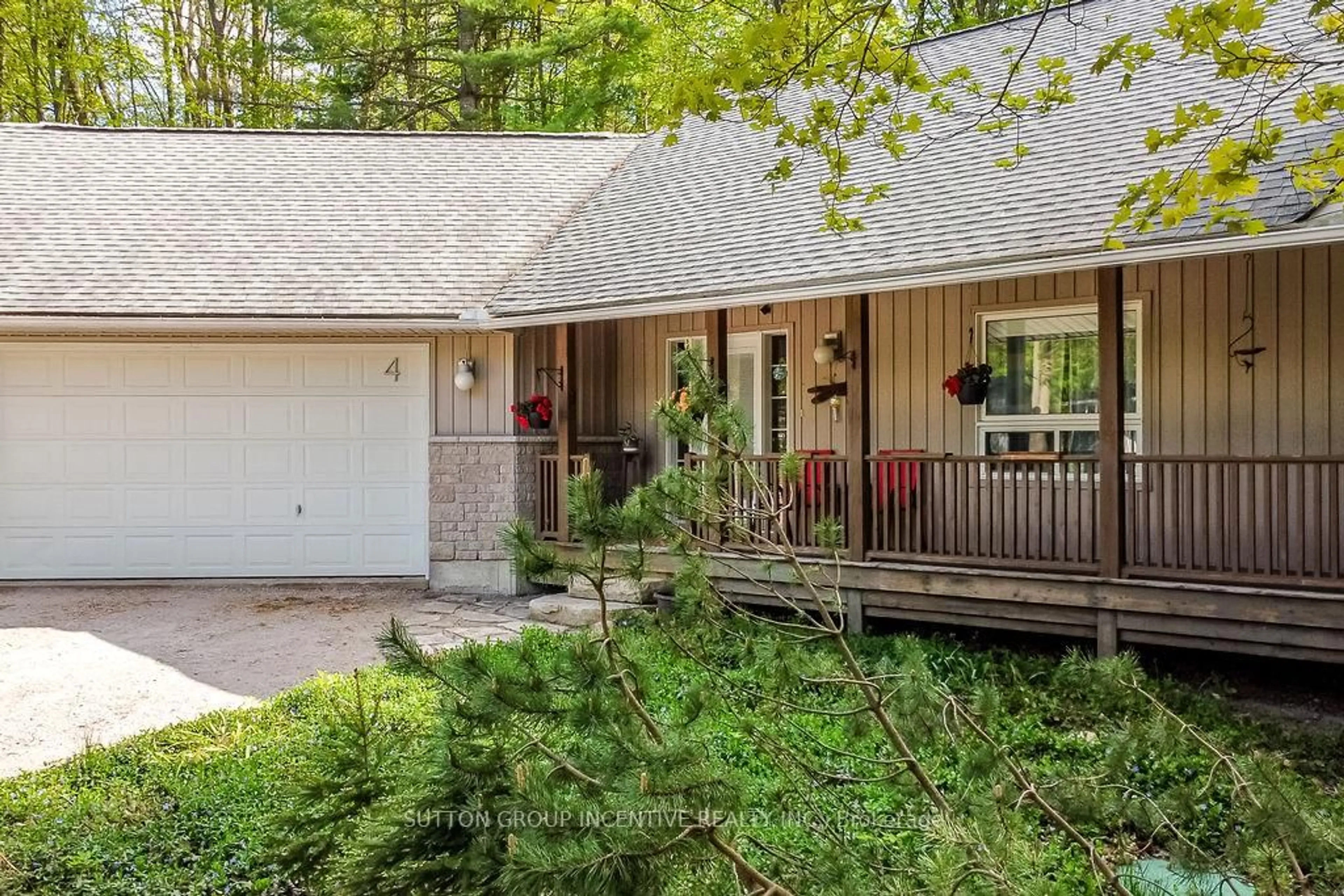 Home with vinyl exterior material, unknown for 4 Country Club Lane, Oro-Medonte Ontario L4M 4Y8