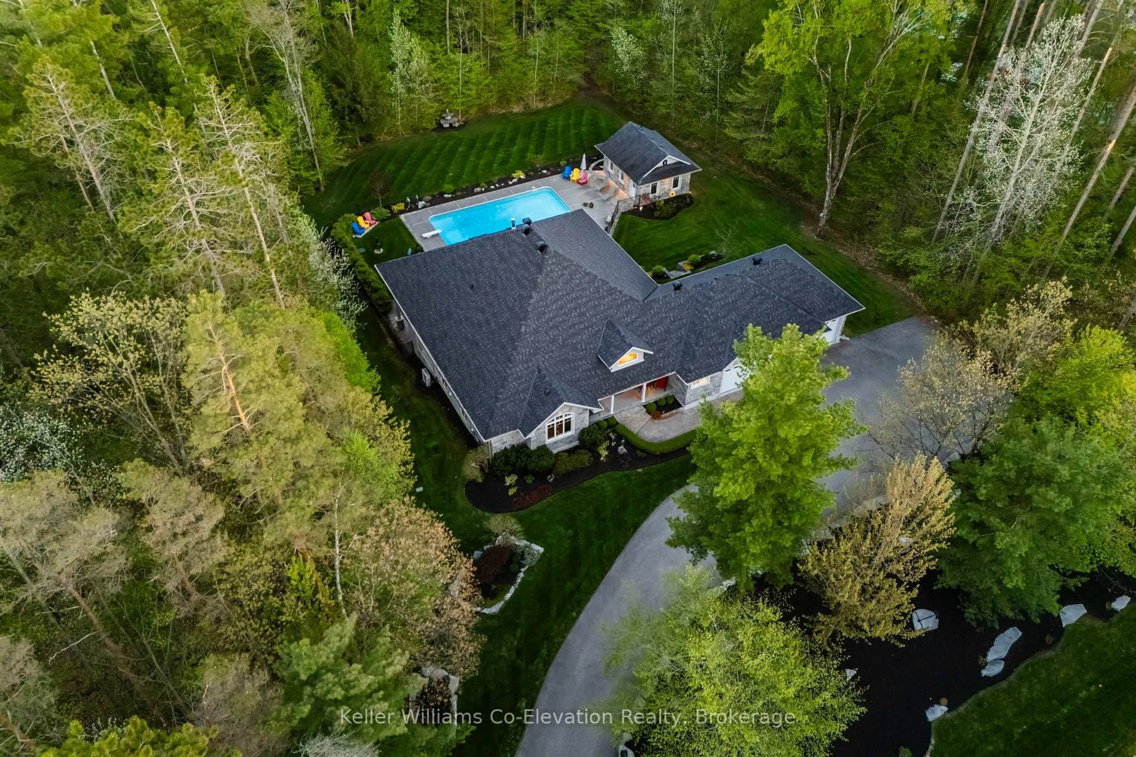 A pic from outside/outdoor area/front of a property/back of a property/a pic from drone, unknown for 25 Copeland Creek Dr, Tiny Ontario L9M 0M3