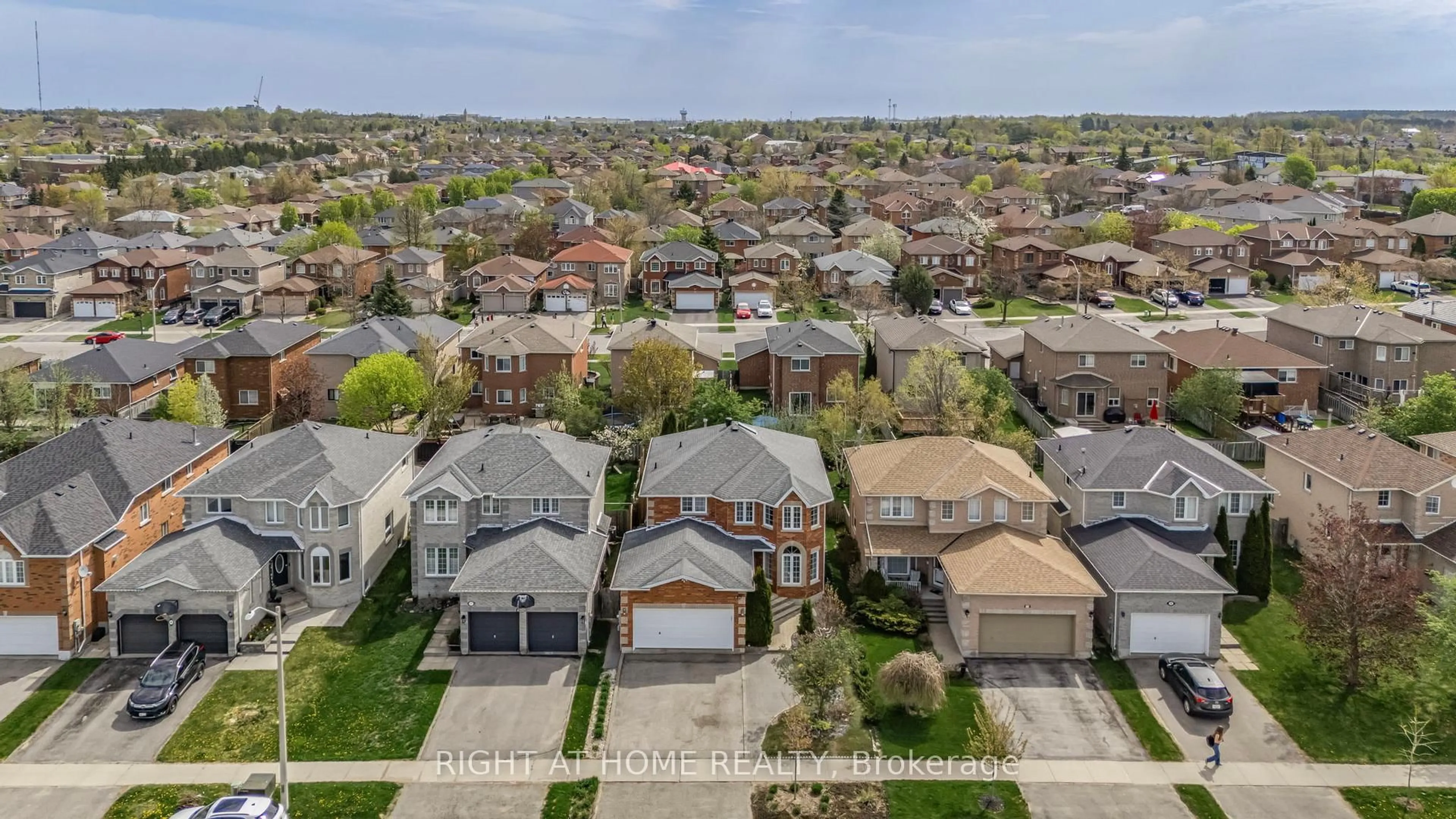 A pic from outside/outdoor area/front of a property/back of a property/a pic from drone, street for 15 Black Willow Dr, Barrie Ontario L4N 9M2