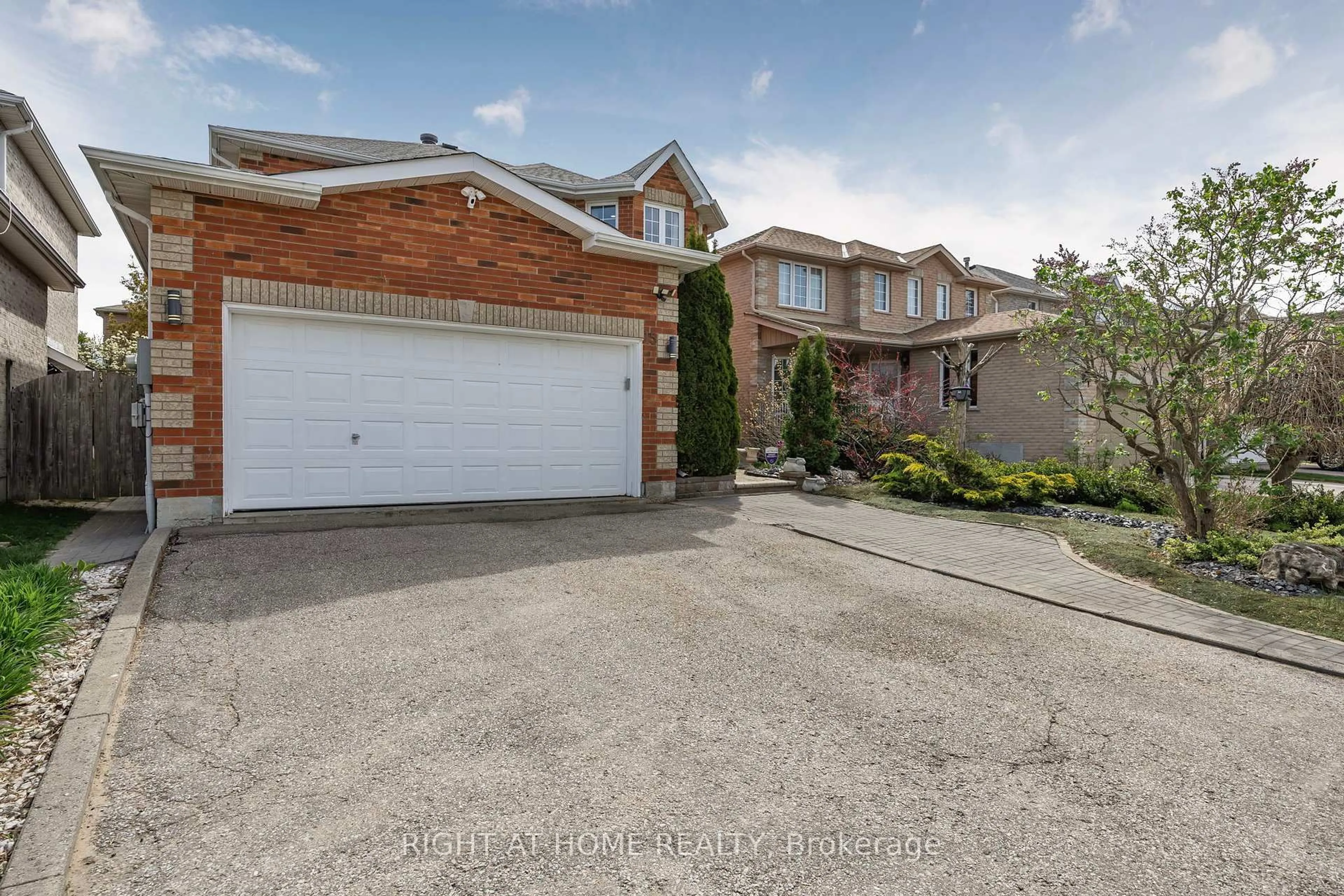 A pic from outside/outdoor area/front of a property/back of a property/a pic from drone, street for 15 Black Willow Dr, Barrie Ontario L4N 9M2