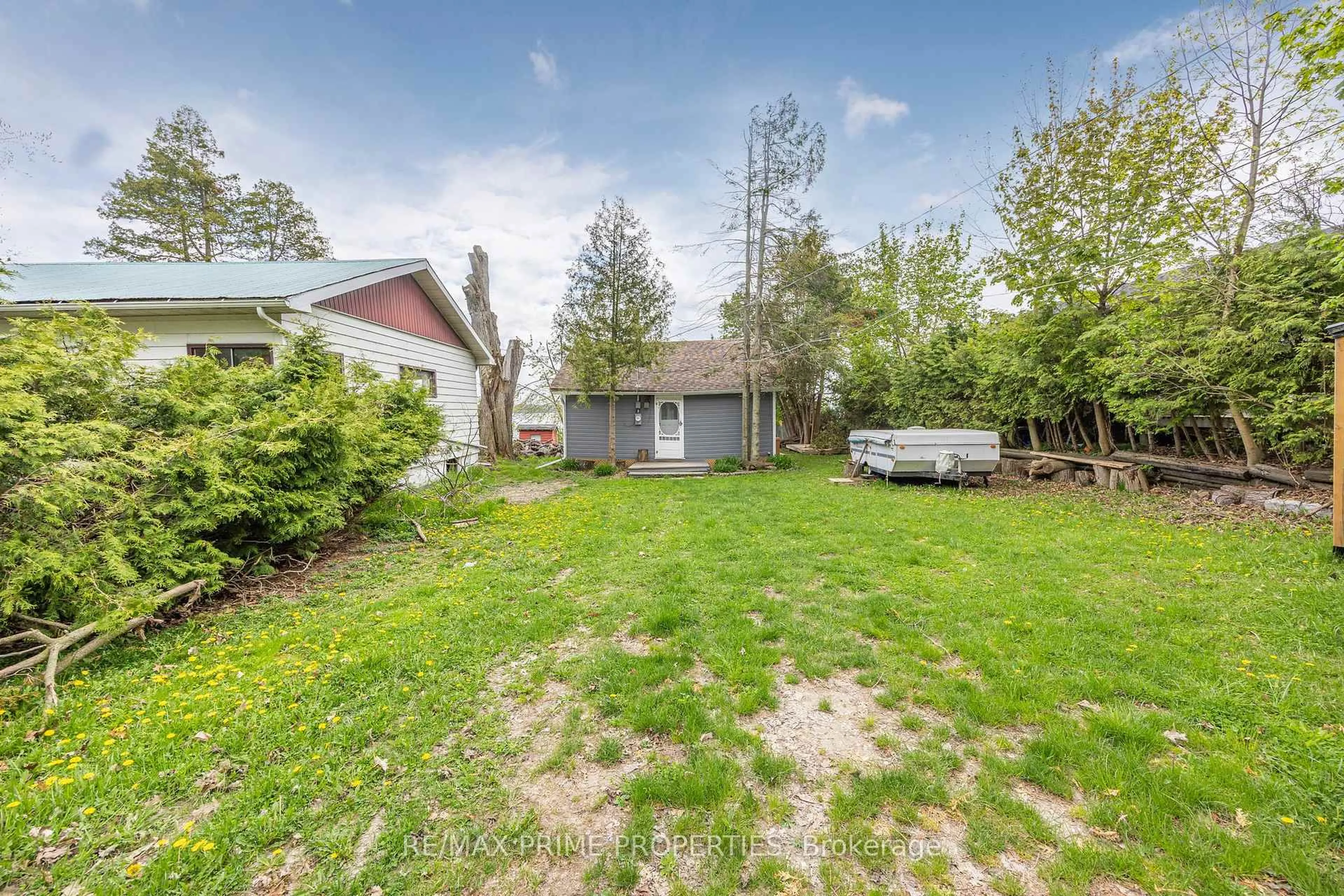 A pic from outside/outdoor area/front of a property/back of a property/a pic from drone, street for 1947 Woods Bay Rd, Severn Ontario L3V 6H3
