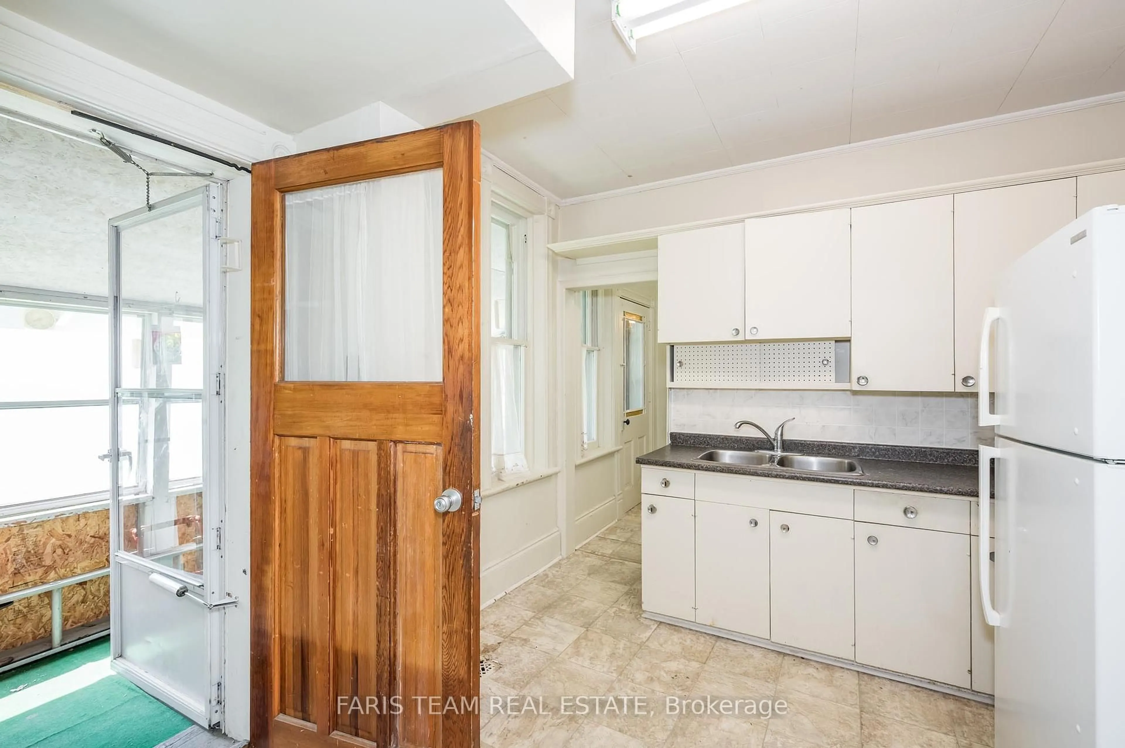 Standard kitchen, unknown for 9 Borland St, Orillia Ontario L3V 2B5