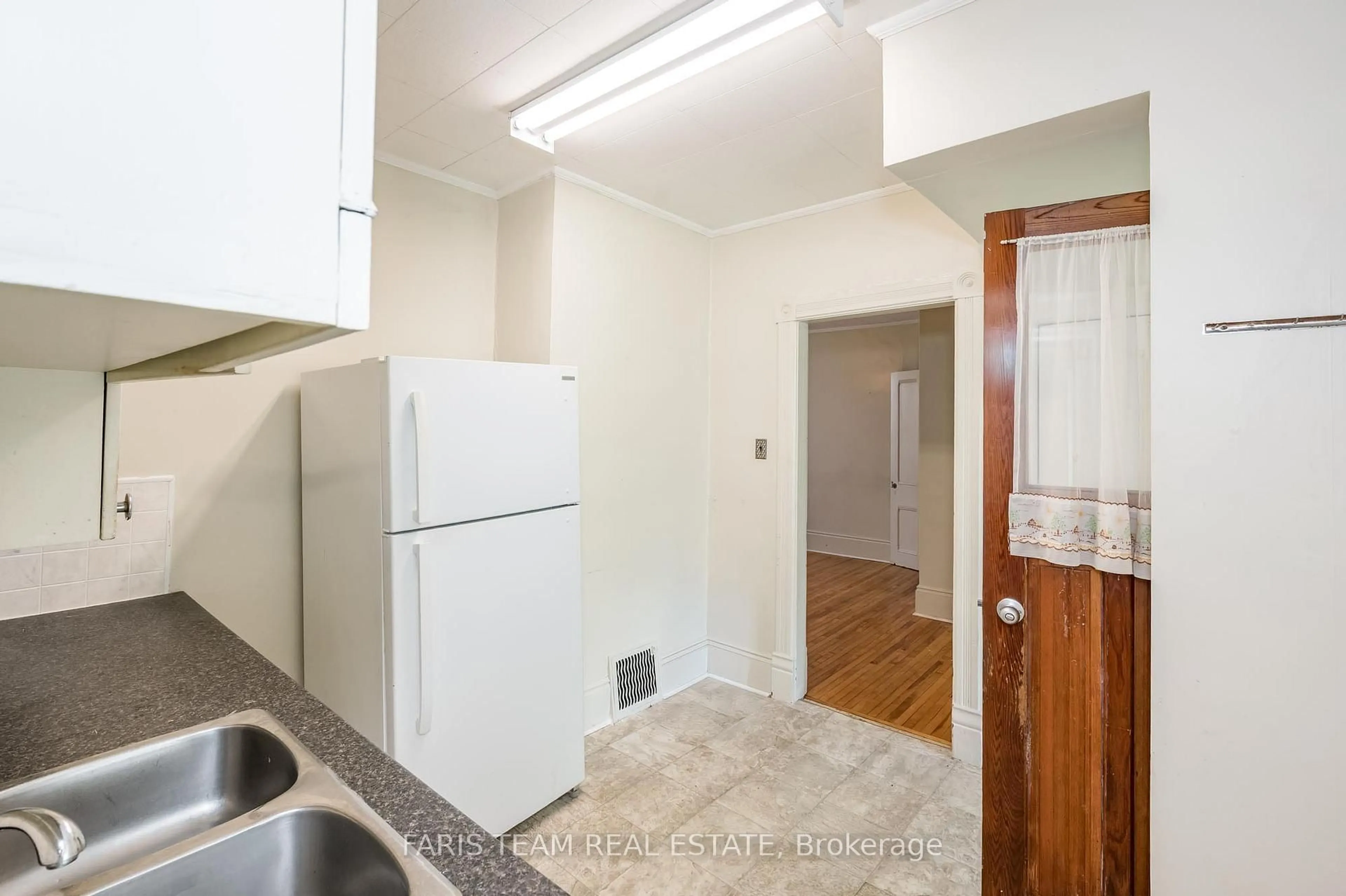 Standard kitchen, unknown for 9 Borland St, Orillia Ontario L3V 2B5