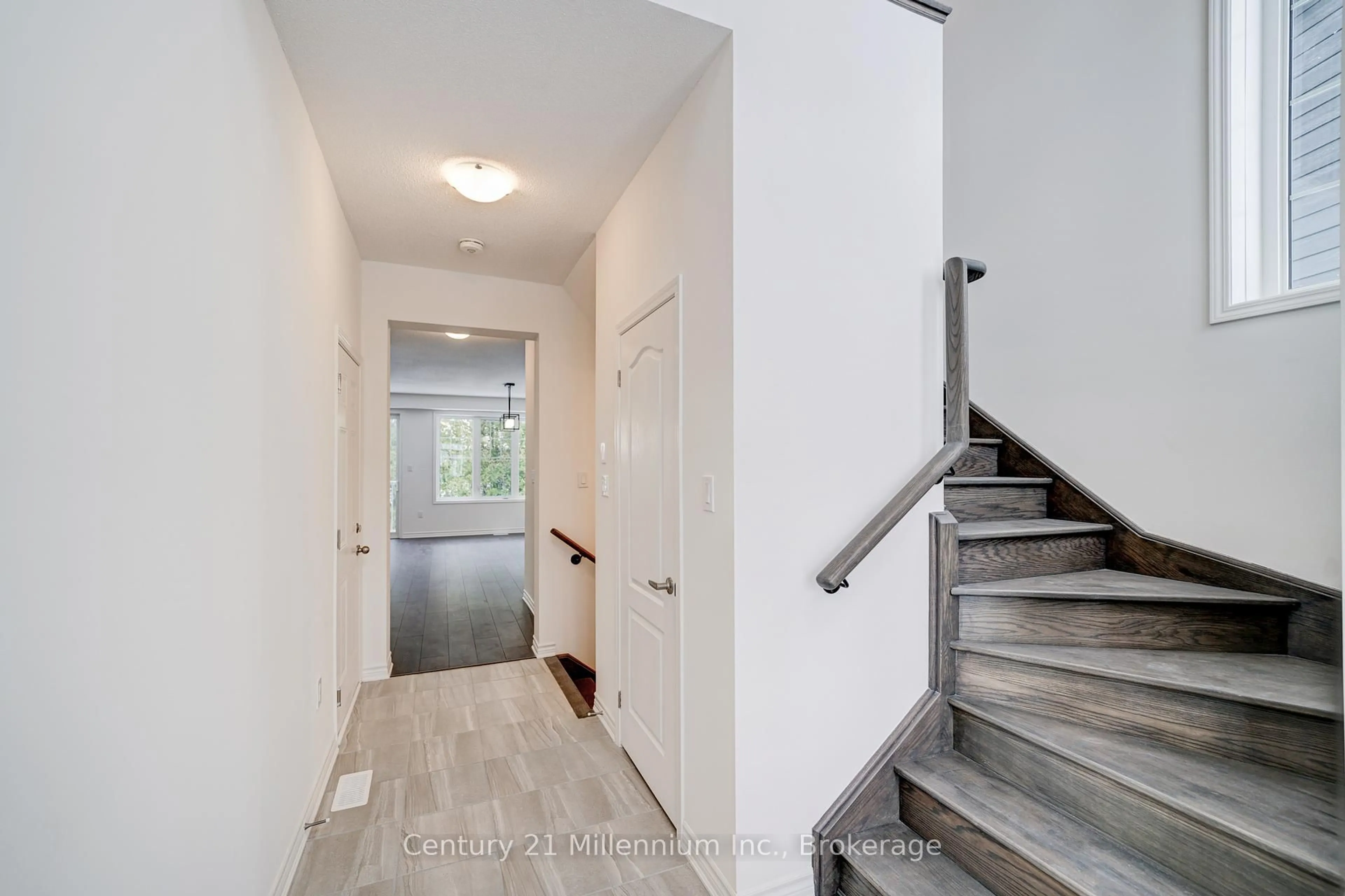 Indoor entryway for 13 Abby Dr, Wasaga Beach Ontario L9Z 0K1