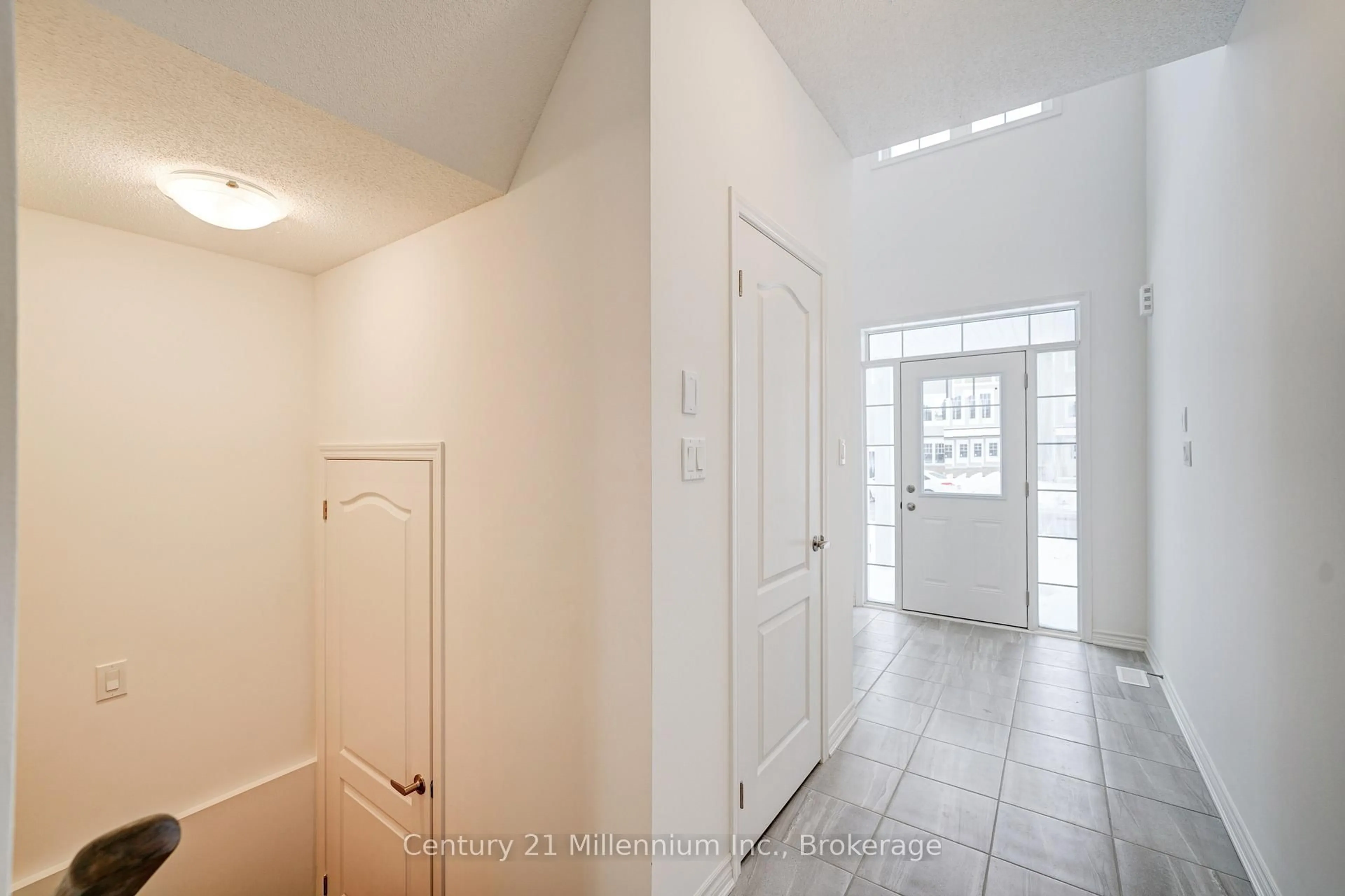 Indoor entryway for 13 Abby Dr, Wasaga Beach Ontario L9Z 0K1