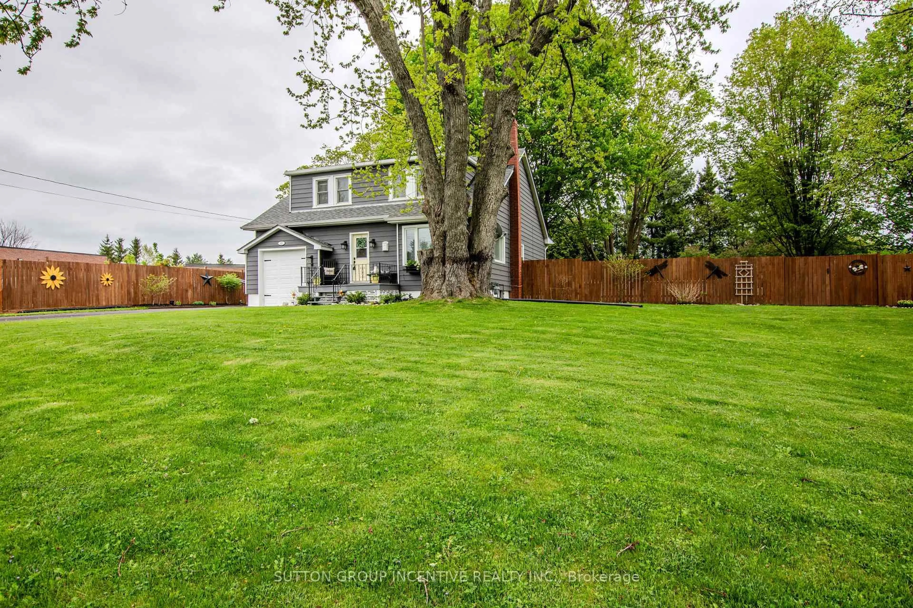 A pic from outside/outdoor area/front of a property/back of a property/a pic from drone, street for 357 Lafontaine Rd, Tiny Ontario L9M 0H1