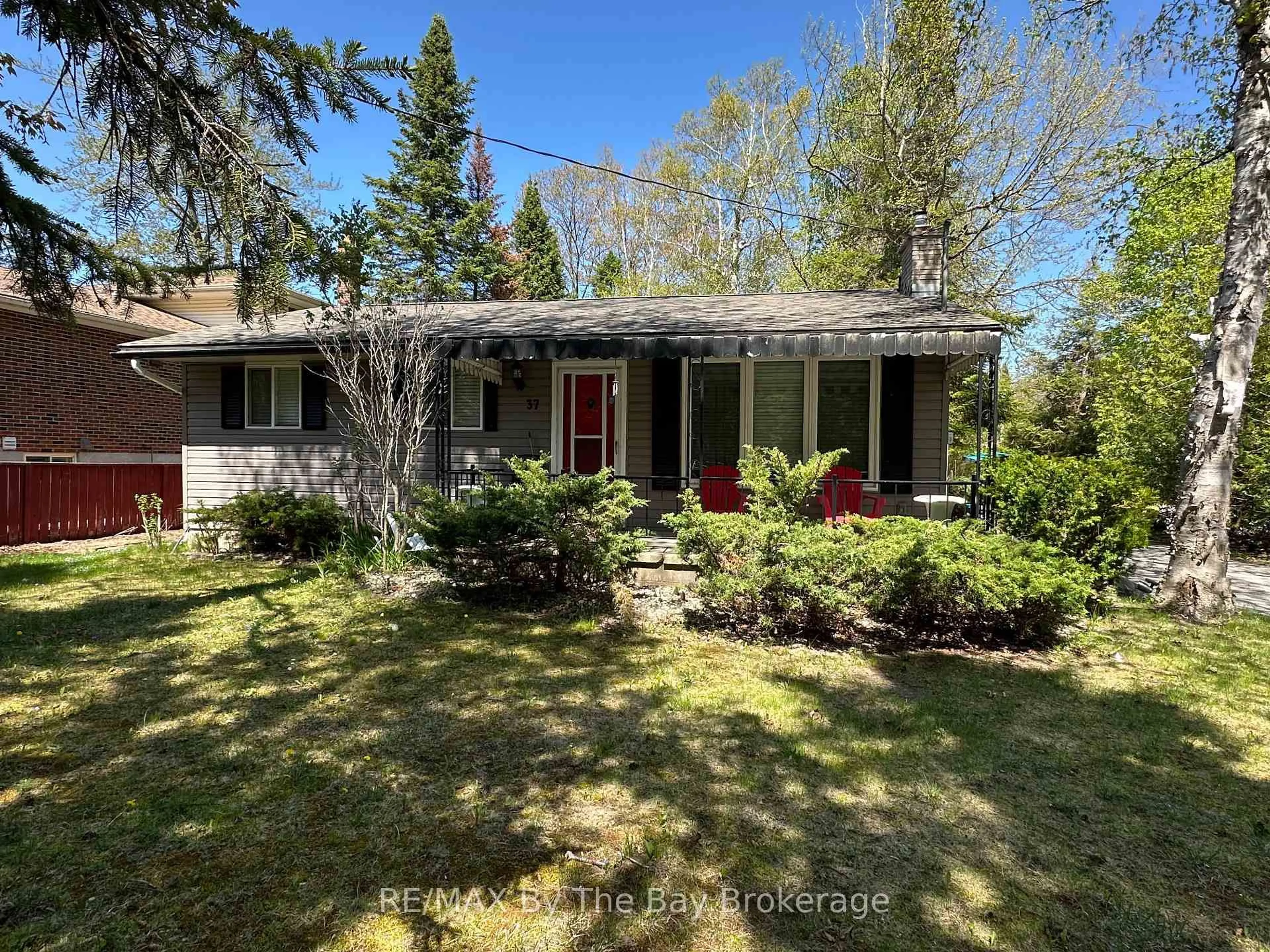 A pic from outside/outdoor area/front of a property/back of a property/a pic from drone, street for 37 37th St, Wasaga Beach Ontario L9Z 2B6