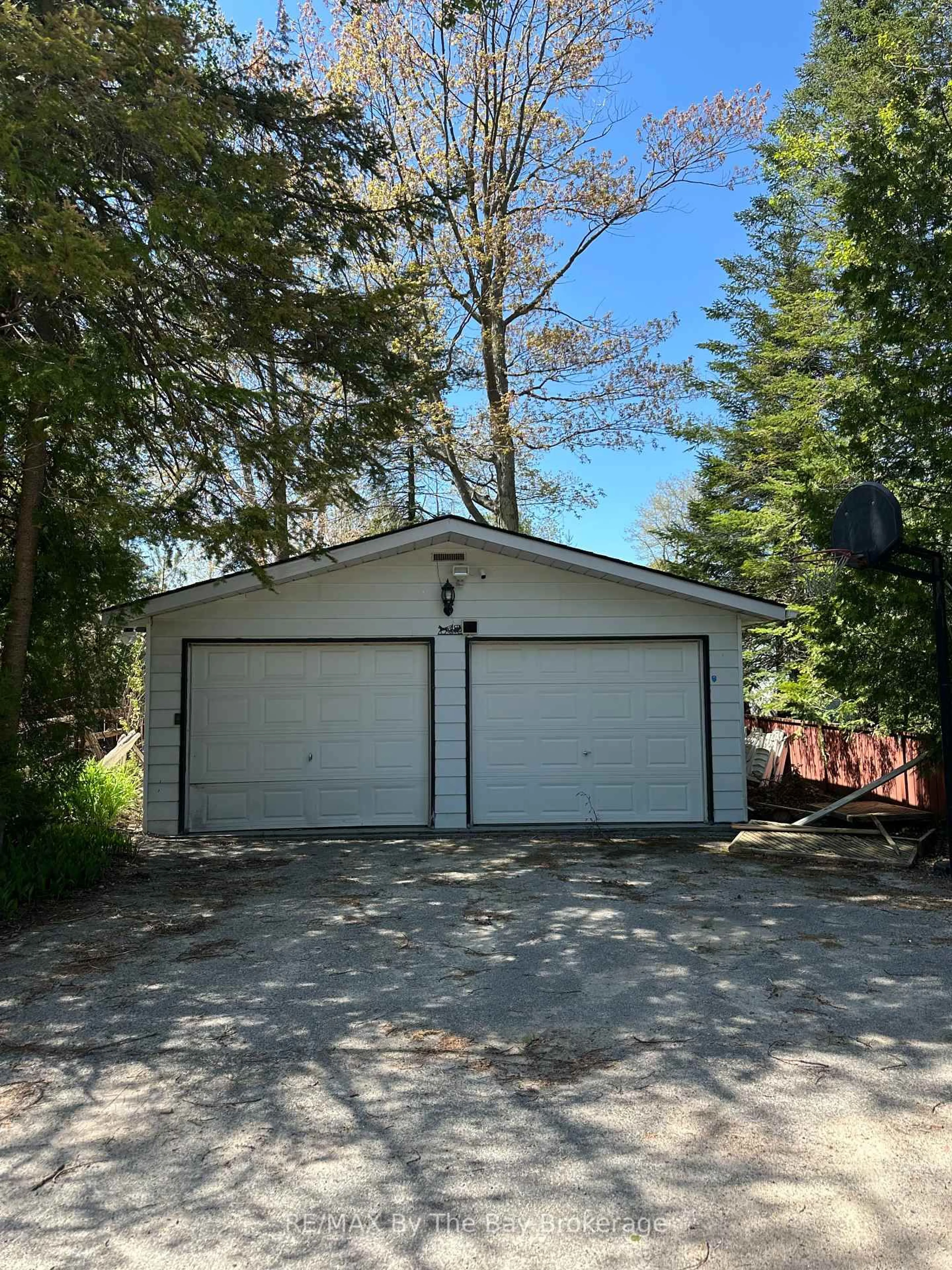 Indoor garage for 37 37th St, Wasaga Beach Ontario L9Z 2B6